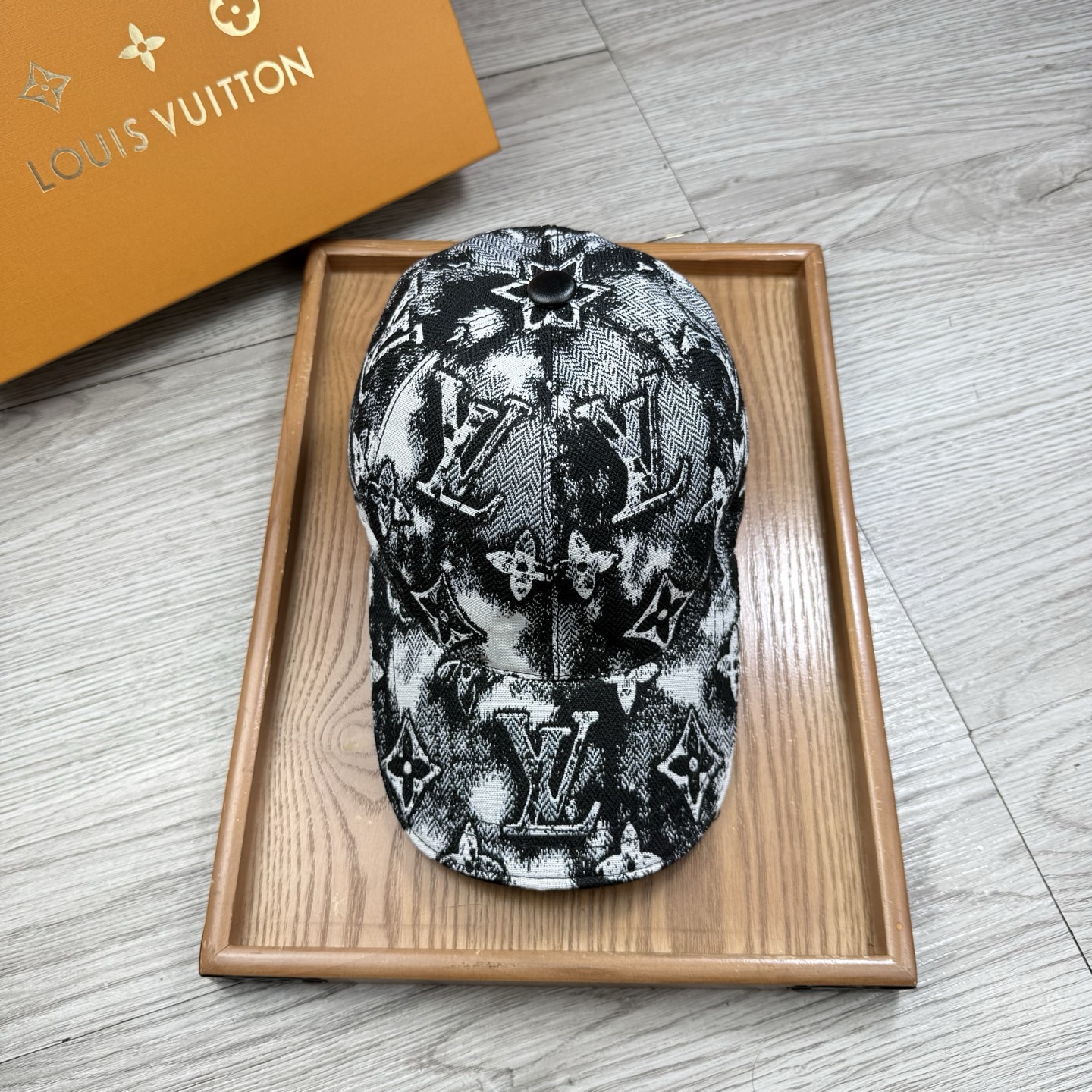 🌹。L家。【超A品质】最新款！时尚潮流，高端做工！每一个帽子都是用心之作！牛津材质！头层牛皮！配盒子、防