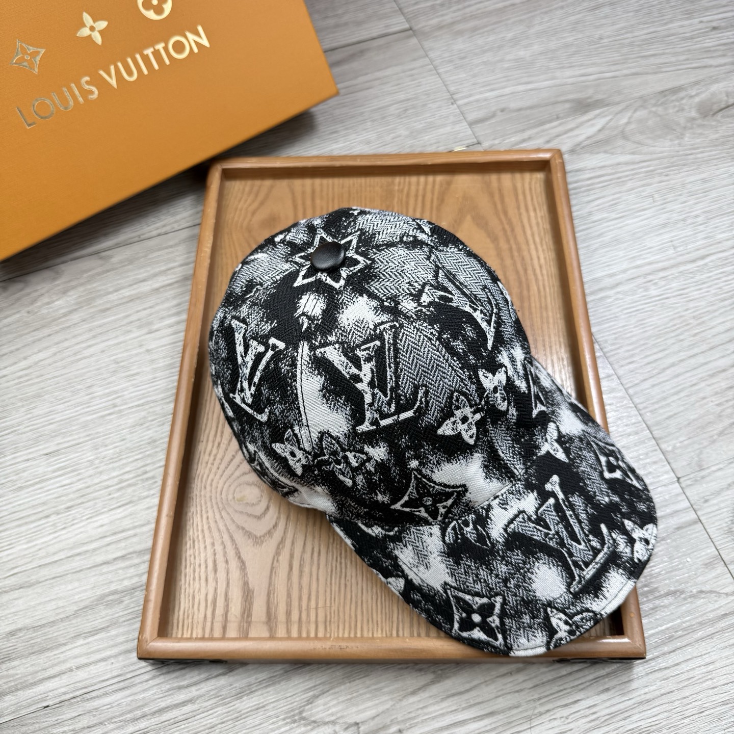🌹。L家。【超A品质】最新款！时尚潮流，高端做工！每一个帽子都是用心之作！牛津材质！头层牛皮！配盒子、防