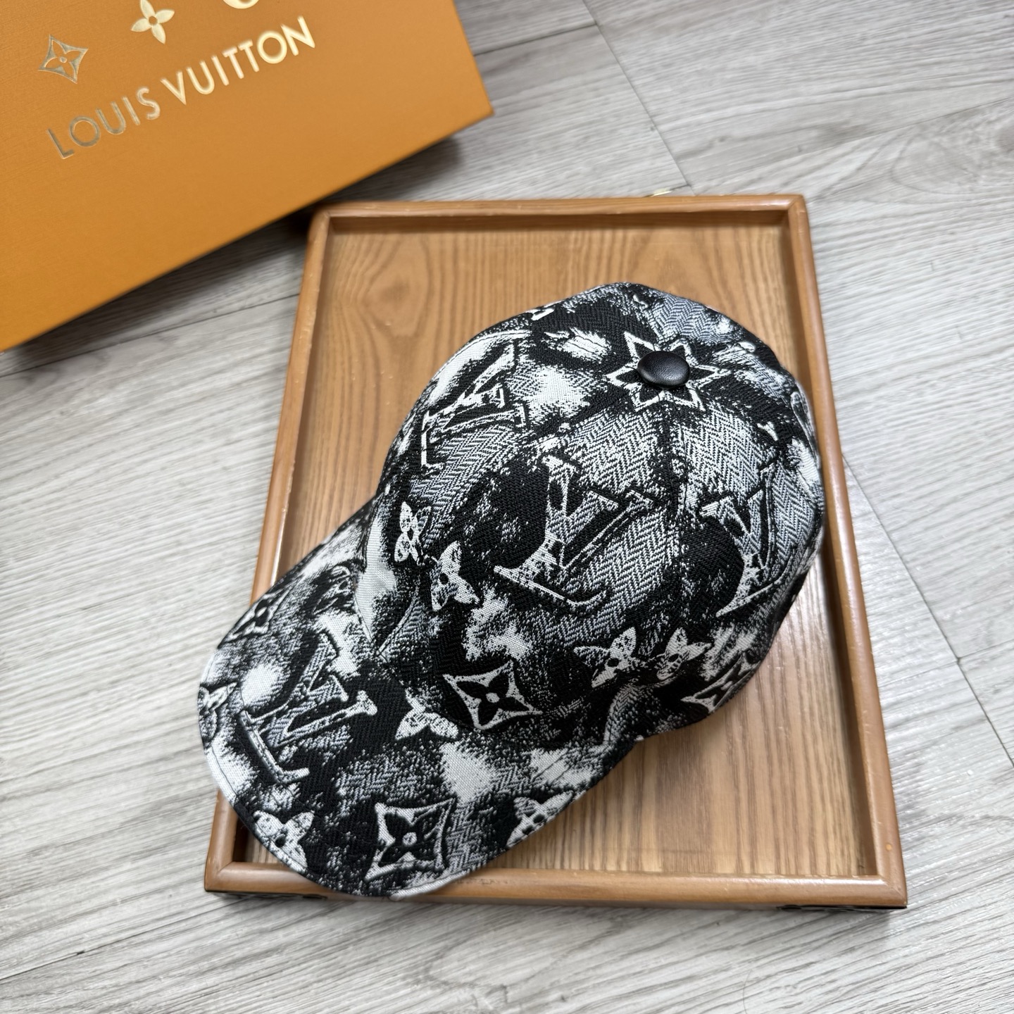 🌹。L家。【超A品质】最新款！时尚潮流，高端做工！每一个帽子都是用心之作！牛津材质！头层牛皮！配盒子、防