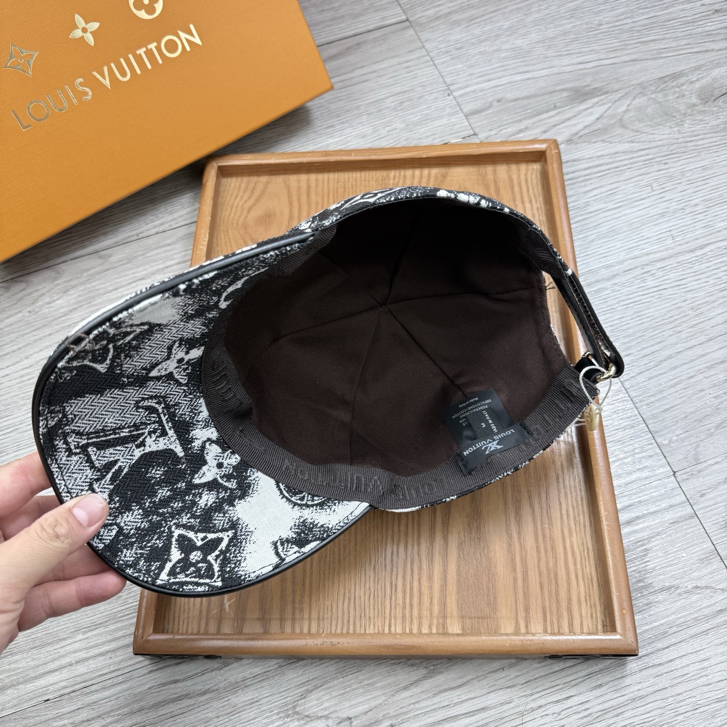 🌹。L家。【超A品质】最新款！时尚潮流，高端做工！每一个帽子都是用心之作！牛津材质！头层牛皮！配盒子、防