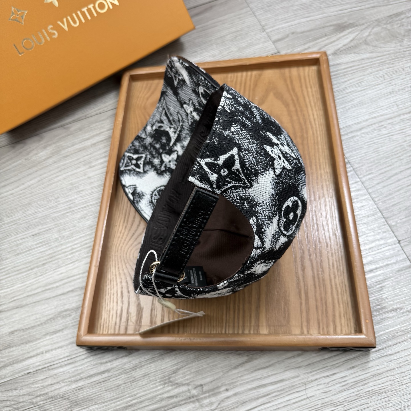🌹。L家。【超A品质】最新款！时尚潮流，高端做工！每一个帽子都是用心之作！牛津材质！头层牛皮！配盒子、防