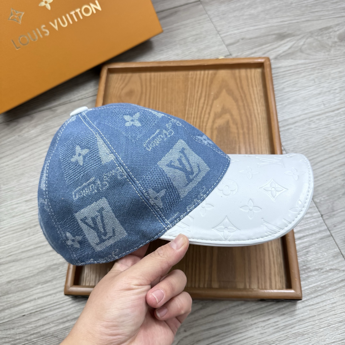 🌹。L家。【超A品质】最新款！时尚潮流，高端做工！每一个帽子都是用心之作！牛津材质！头层牛皮！配盒子、防