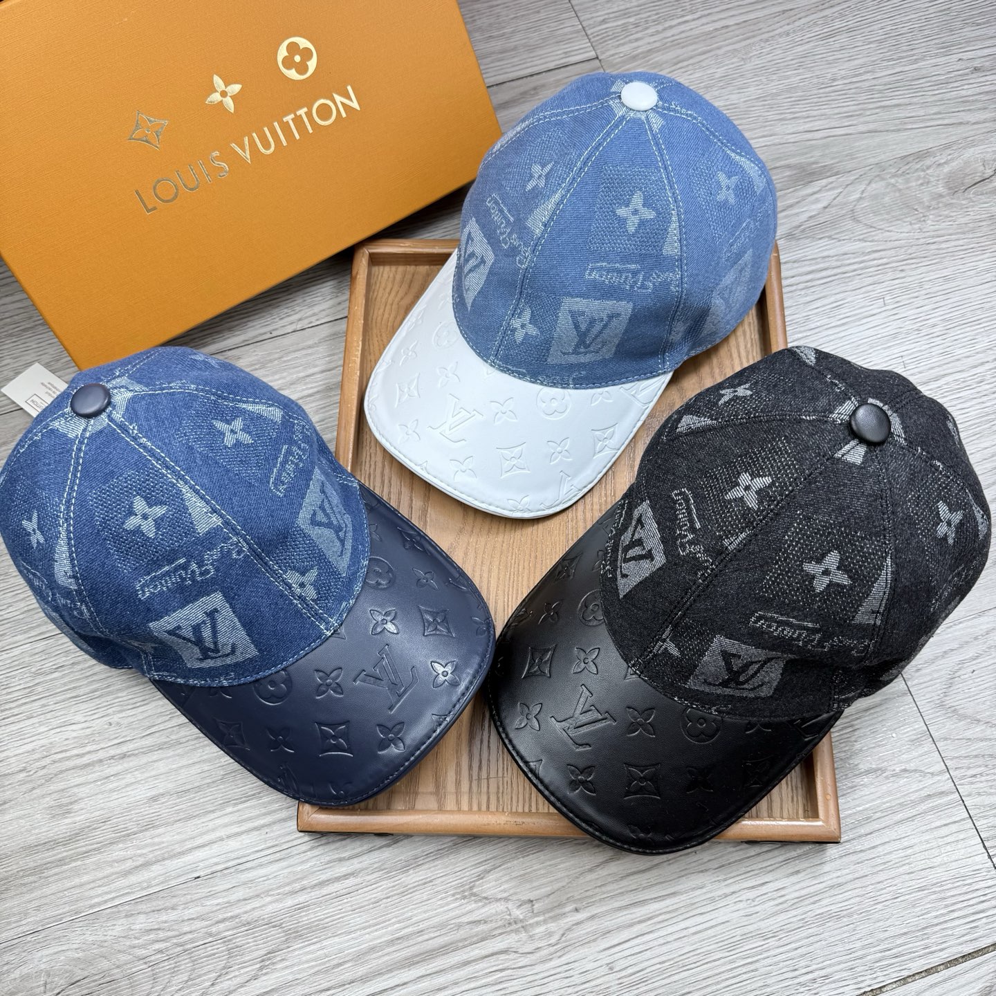 🌹。L家。【超A品质】最新款！时尚潮流，高端做工！每一个帽子都是用心之作！牛津材质！头层牛皮！配盒子、防