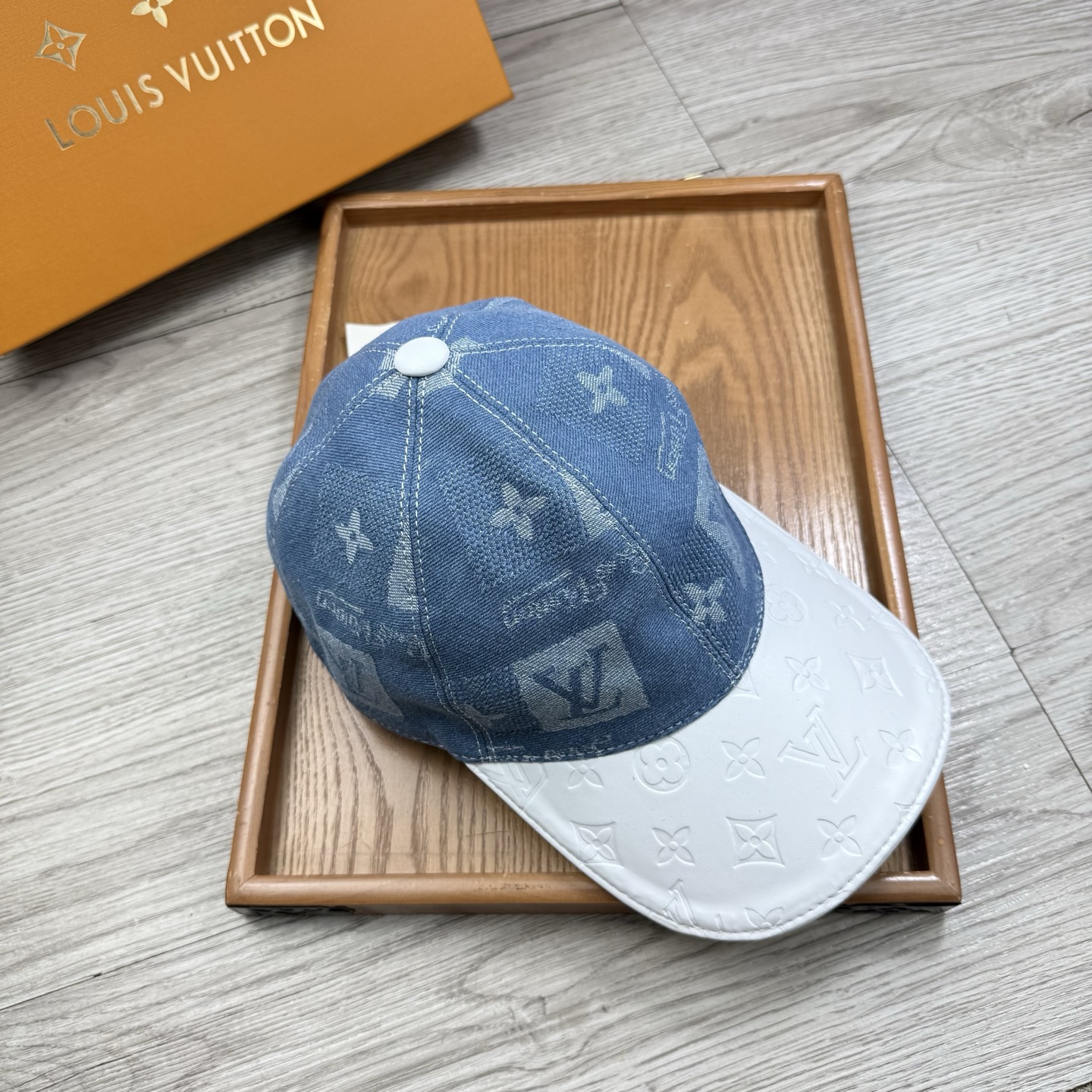 🌹。L家。【超A品质】最新款！时尚潮流，高端做工！每一个帽子都是用心之作！牛津材质！头层牛皮！配盒子、防