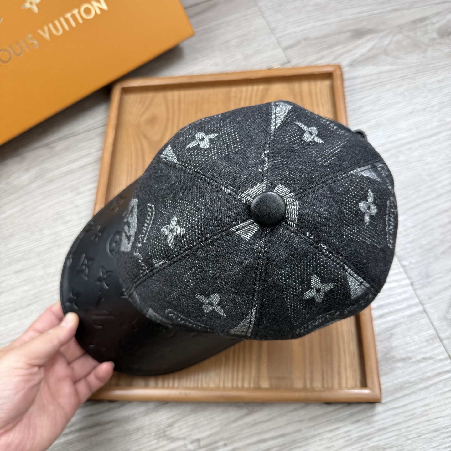 🌹。L家。【超A品质】最新款！时尚潮流，高端做工！每一个帽子都是用心之作！牛津材质！头层牛皮！配盒子、防