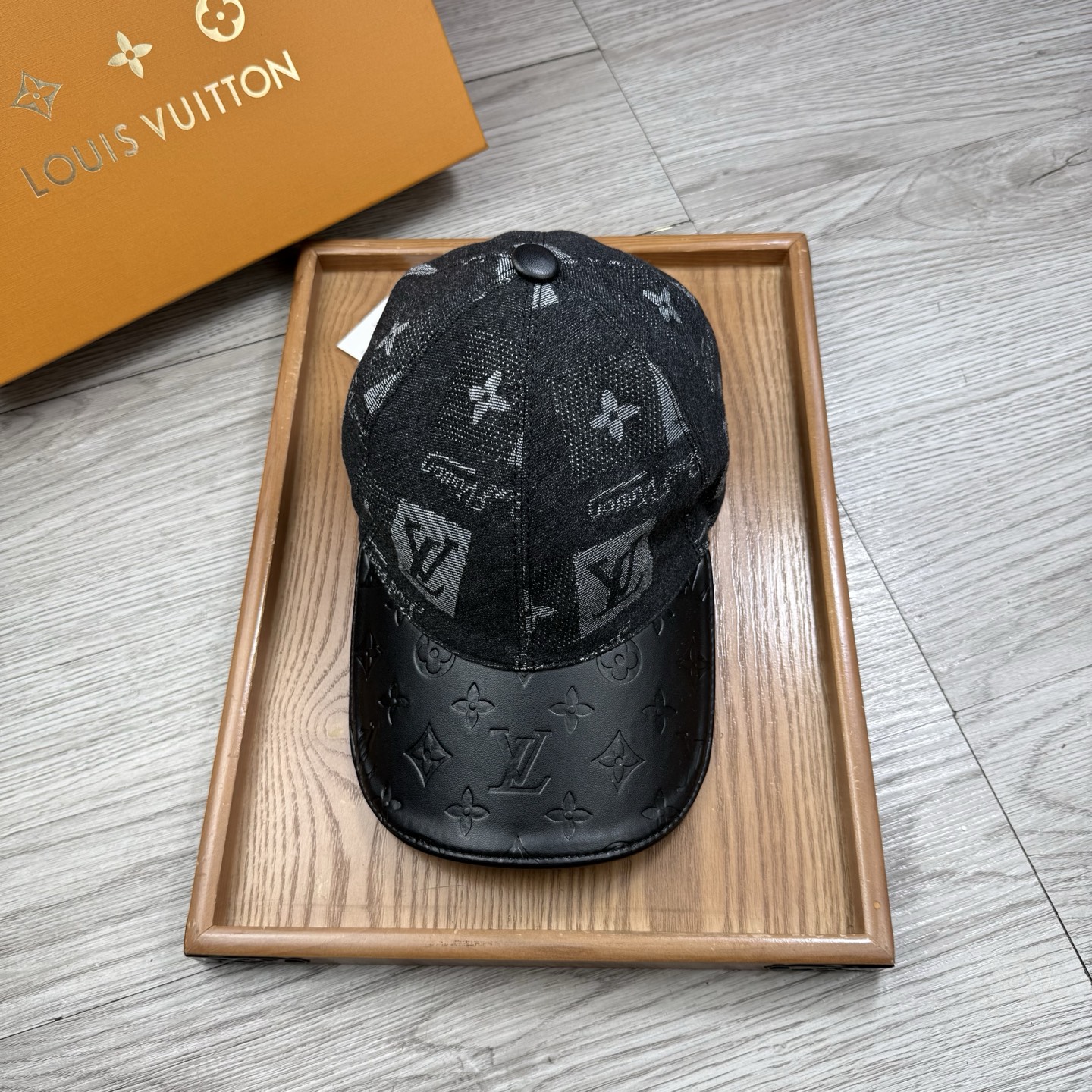🌹。L家。【超A品质】最新款！时尚潮流，高端做工！每一个帽子都是用心之作！牛津材质！头层牛皮！配盒子、防