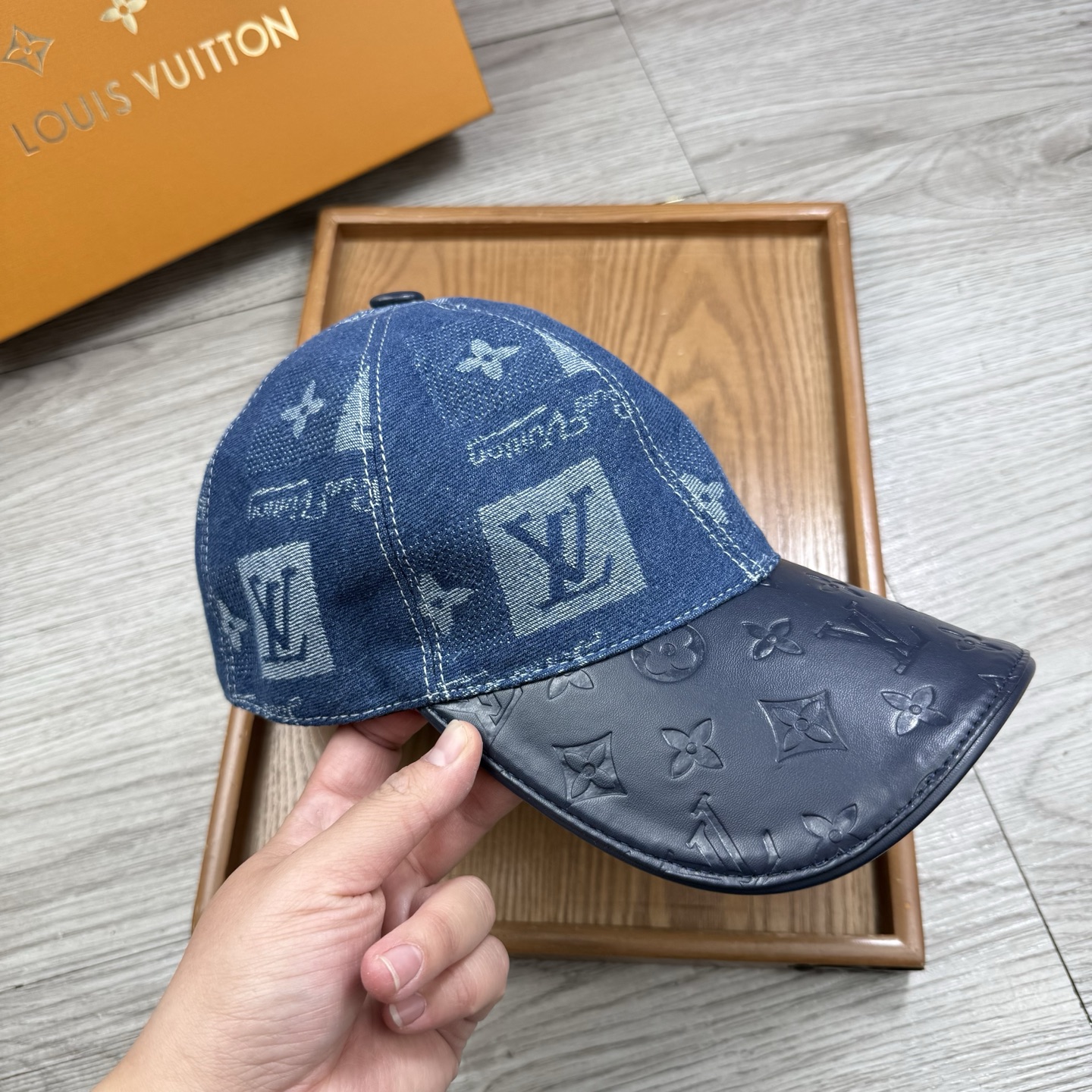 🌹。L家。【超A品质】最新款！时尚潮流，高端做工！每一个帽子都是用心之作！牛津材质！头层牛皮！配盒子、防