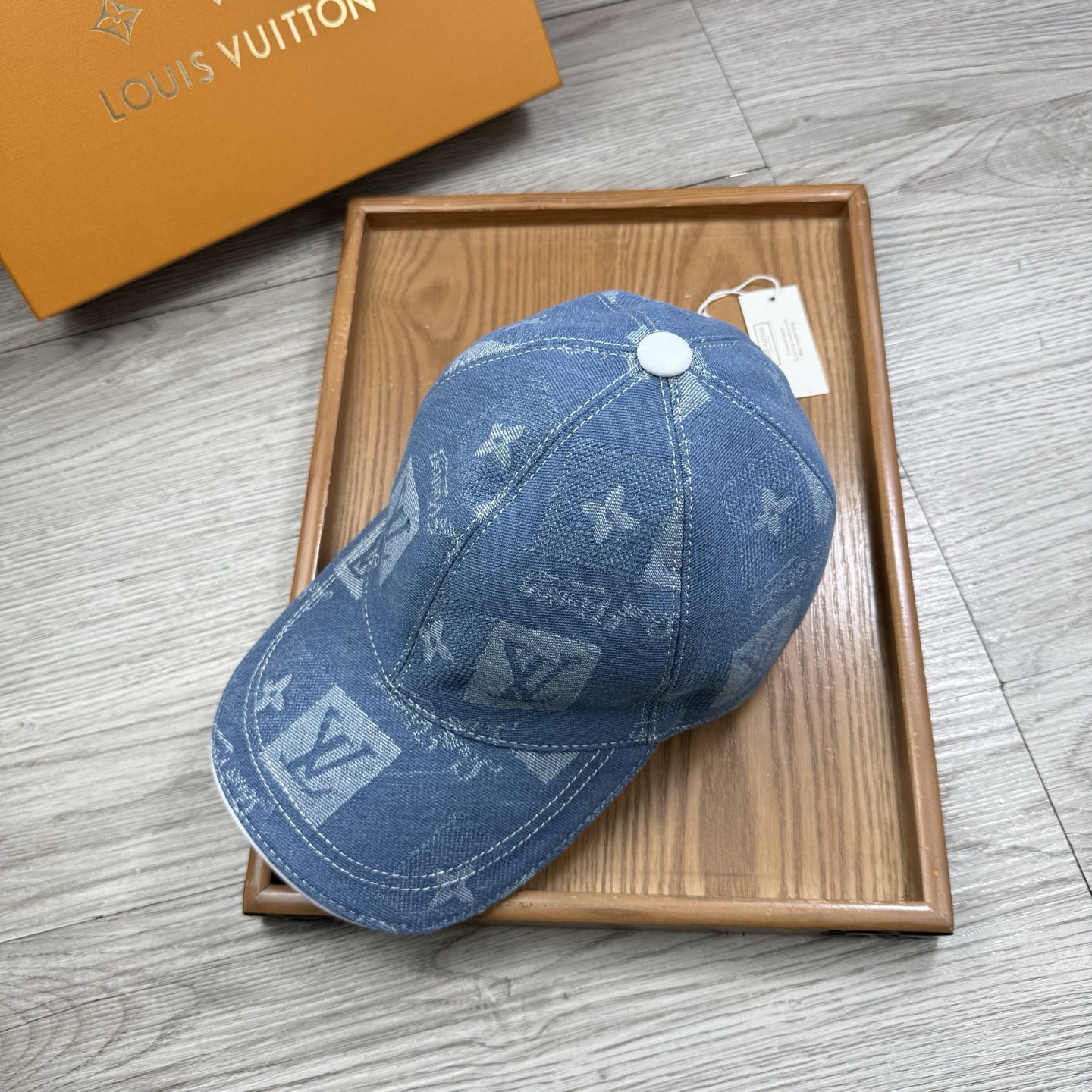 🌹。L家。【超A品质】最新款！时尚潮流，高端做工！每一个帽子都是用心之作！牛津材质！头层牛皮！配盒子、防
