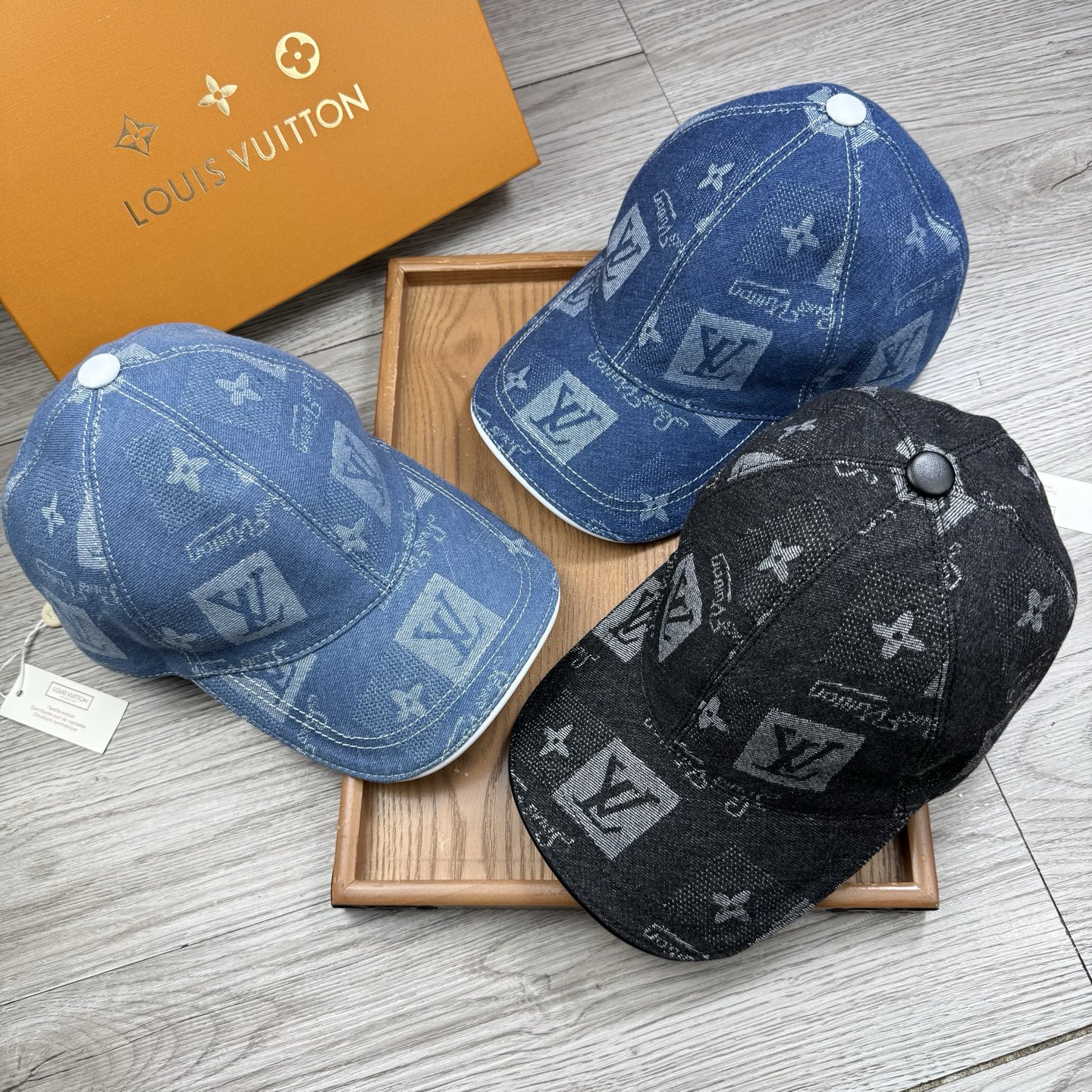 🌹。L家。【超A品质】最新款！时尚潮流，高端做工！每一个帽子都是用心之作！牛津材质！头层牛皮！配盒子、防
