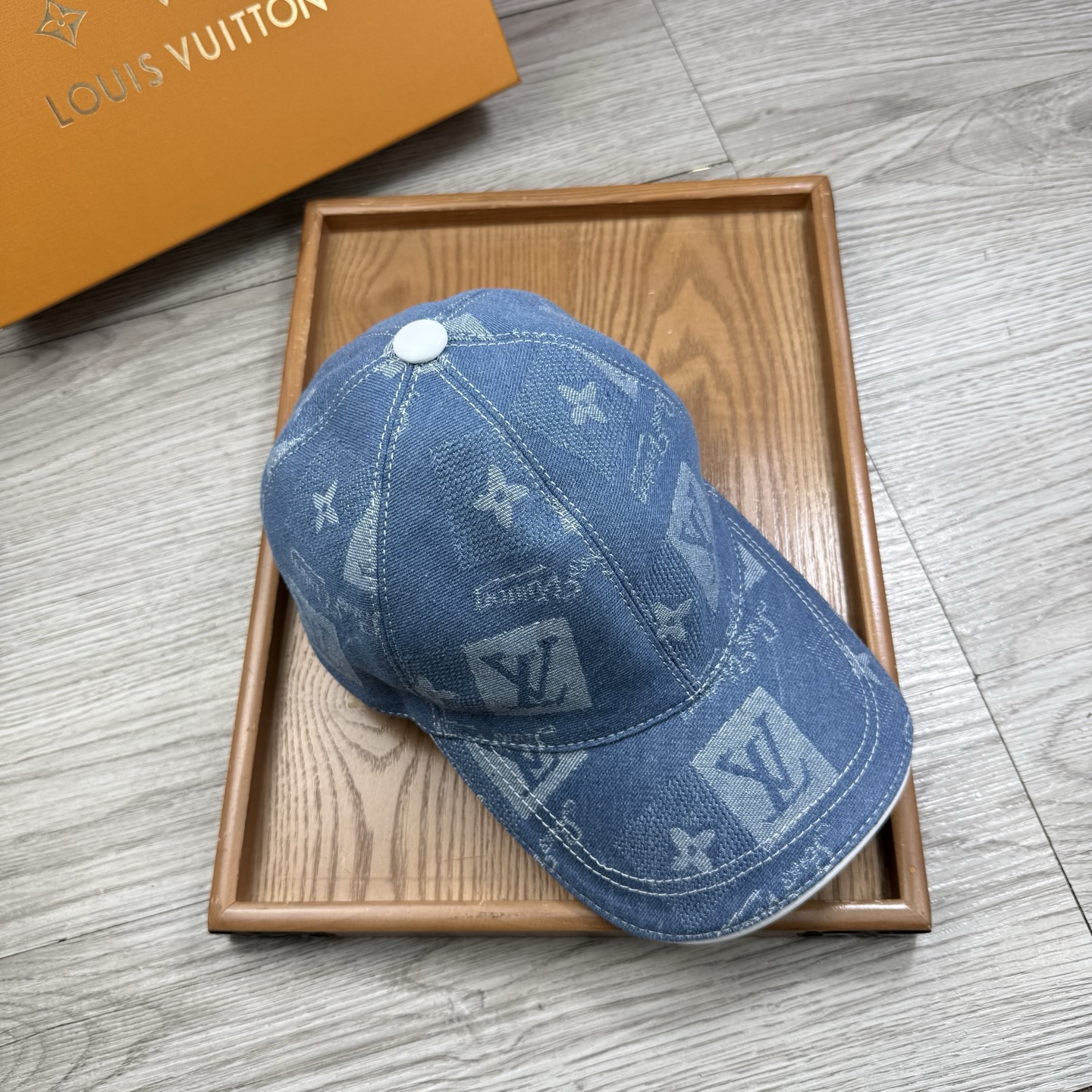 🌹。L家。【超A品质】最新款！时尚潮流，高端做工！每一个帽子都是用心之作！牛津材质！头层牛皮！配盒子、防