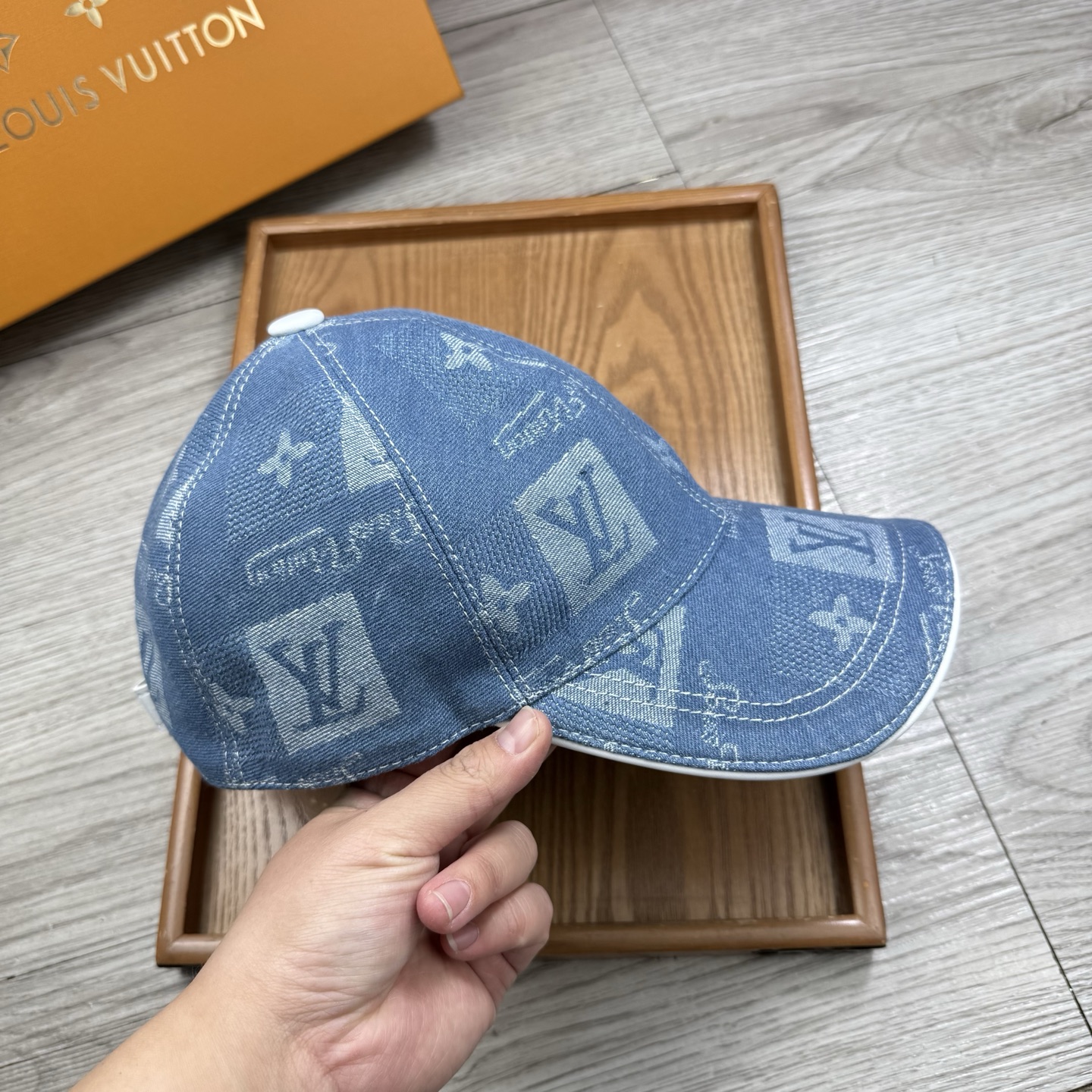 🌹。L家。【超A品质】最新款！时尚潮流，高端做工！每一个帽子都是用心之作！牛津材质！头层牛皮！配盒子、防
