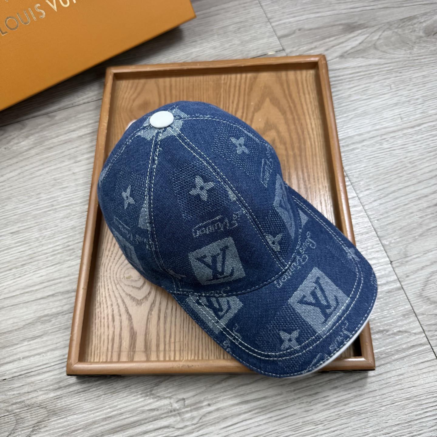 🌹。L家。【超A品质】最新款！时尚潮流，高端做工！每一个帽子都是用心之作！牛津材质！头层牛皮！配盒子、防