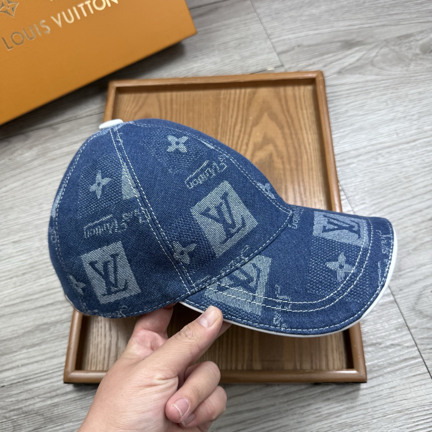 🌹。L家。【超A品质】最新款！时尚潮流，高端做工！每一个帽子都是用心之作！牛津材质！头层牛皮！配盒子、防