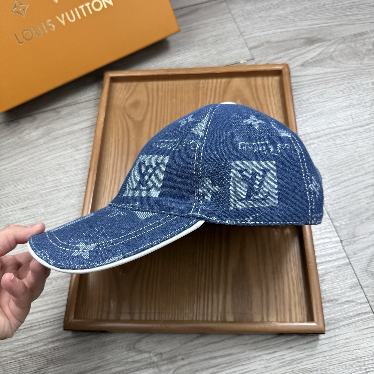 🌹。L家。【超A品质】最新款！时尚潮流，高端做工！每一个帽子都是用心之作！牛津材质！头层牛皮！配盒子、防