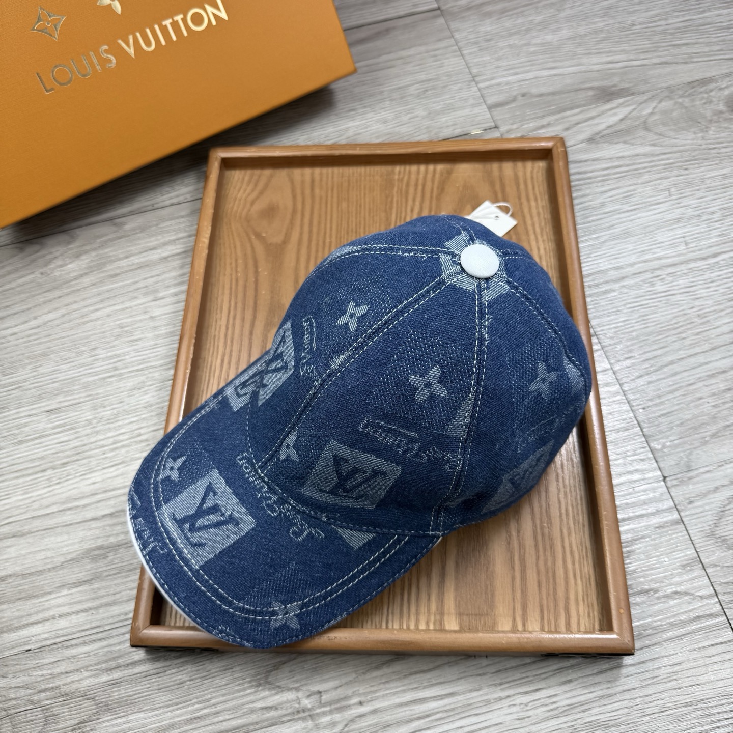 🌹。L家。【超A品质】最新款！时尚潮流，高端做工！每一个帽子都是用心之作！牛津材质！头层牛皮！配盒子、防