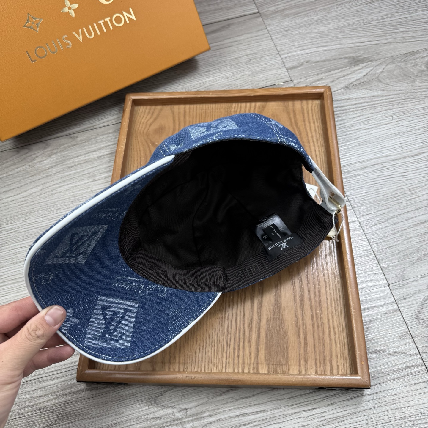 🌹。L家。【超A品质】最新款！时尚潮流，高端做工！每一个帽子都是用心之作！牛津材质！头层牛皮！配盒子、防