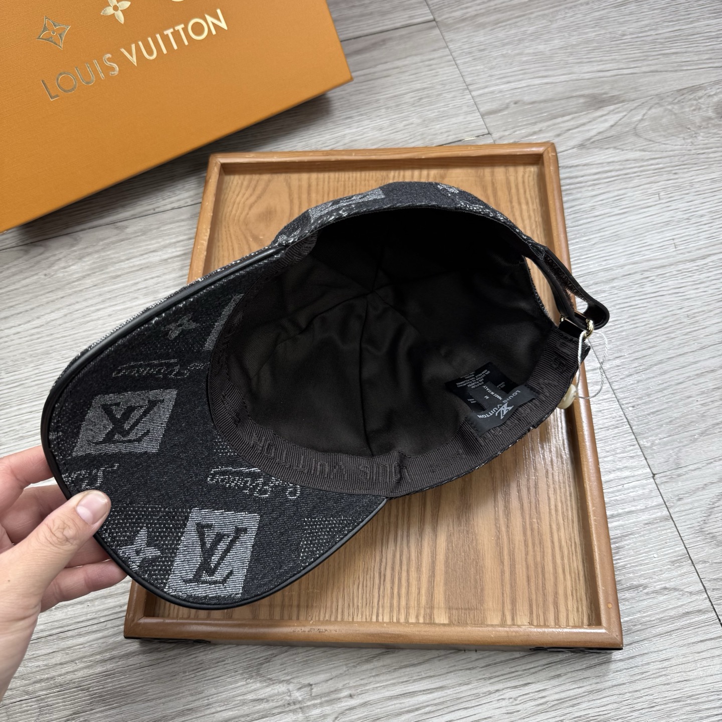 🌹。L家。【超A品质】最新款！时尚潮流，高端做工！每一个帽子都是用心之作！牛津材质！头层牛皮！配盒子、防