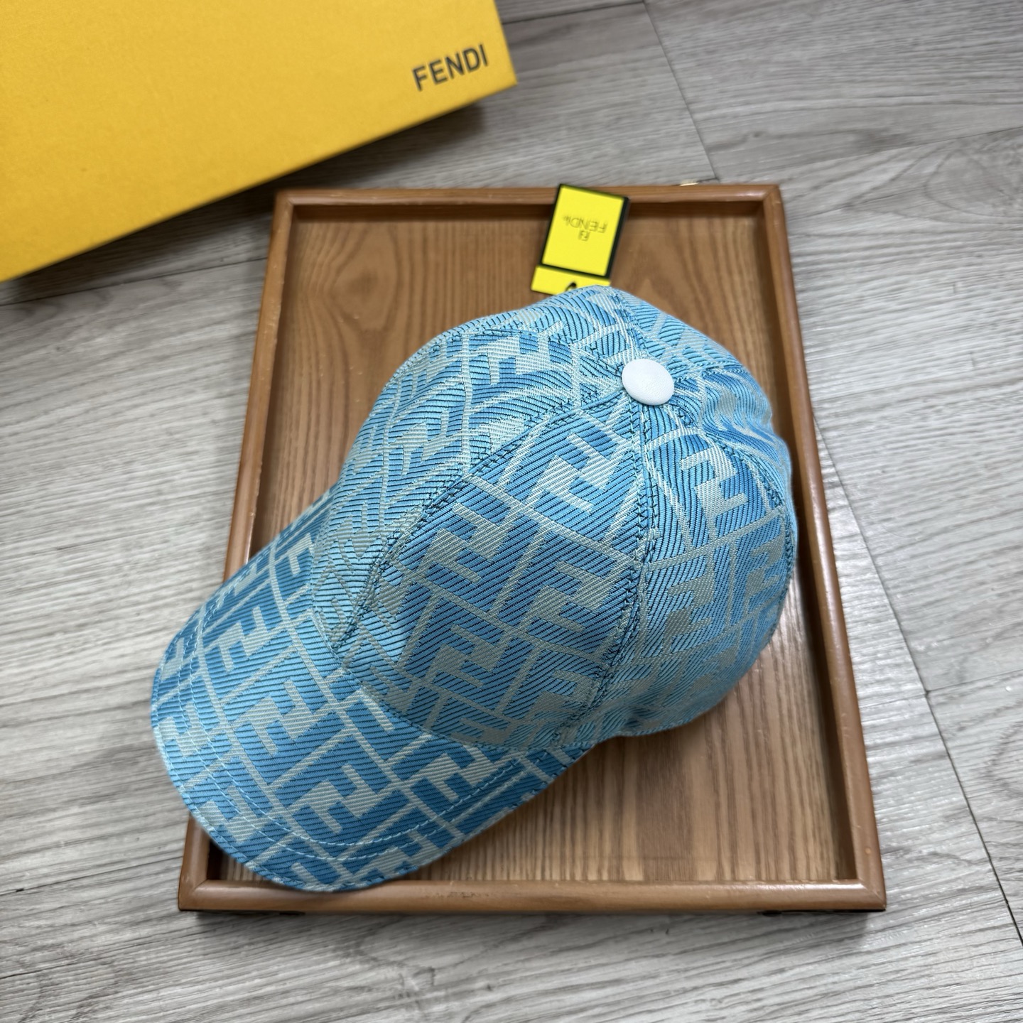 🌹。F家。【超A品质】最新款！时尚潮流，高端做工！每一个帽子都是用心之作！牛津材质！头层牛皮！配盒子、防
