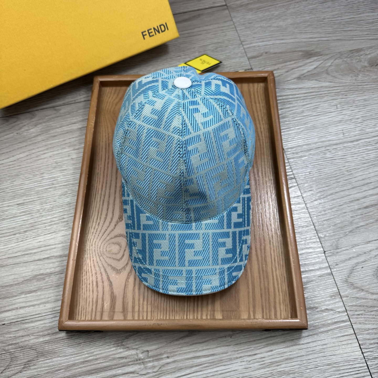 🌹。F家。【超A品质】最新款！时尚潮流，高端做工！每一个帽子都是用心之作！牛津材质！头层牛皮！配盒子、防