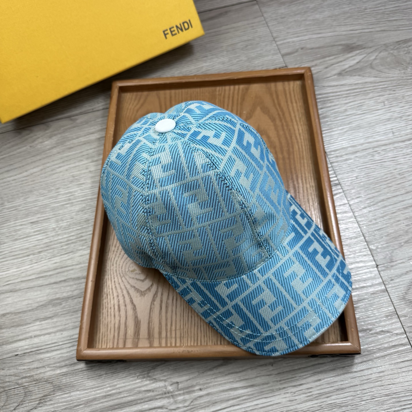 🌹。F家。【超A品质】最新款！时尚潮流，高端做工！每一个帽子都是用心之作！牛津材质！头层牛皮！配盒子、防