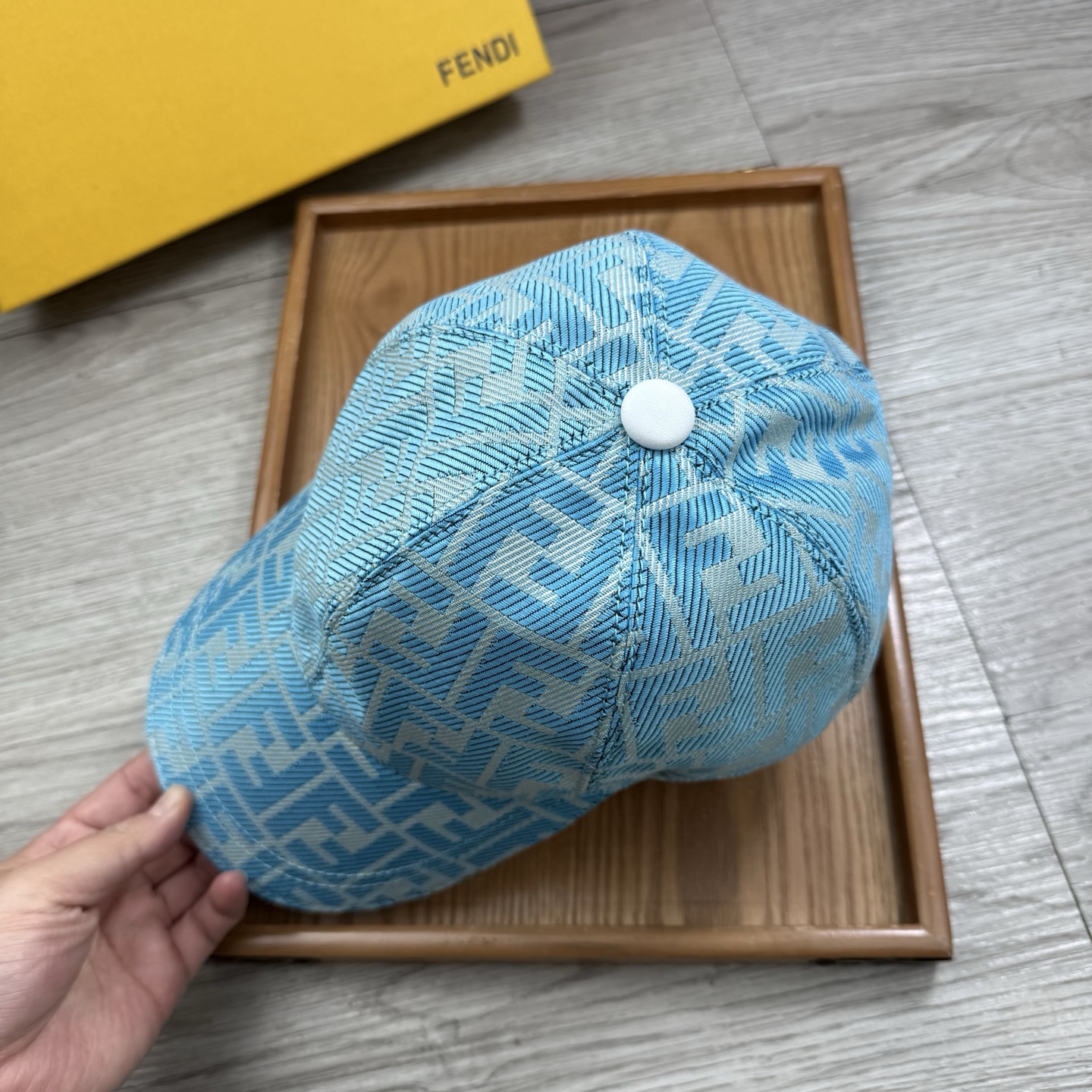 🌹。F家。【超A品质】最新款！时尚潮流，高端做工！每一个帽子都是用心之作！牛津材质！头层牛皮！配盒子、防