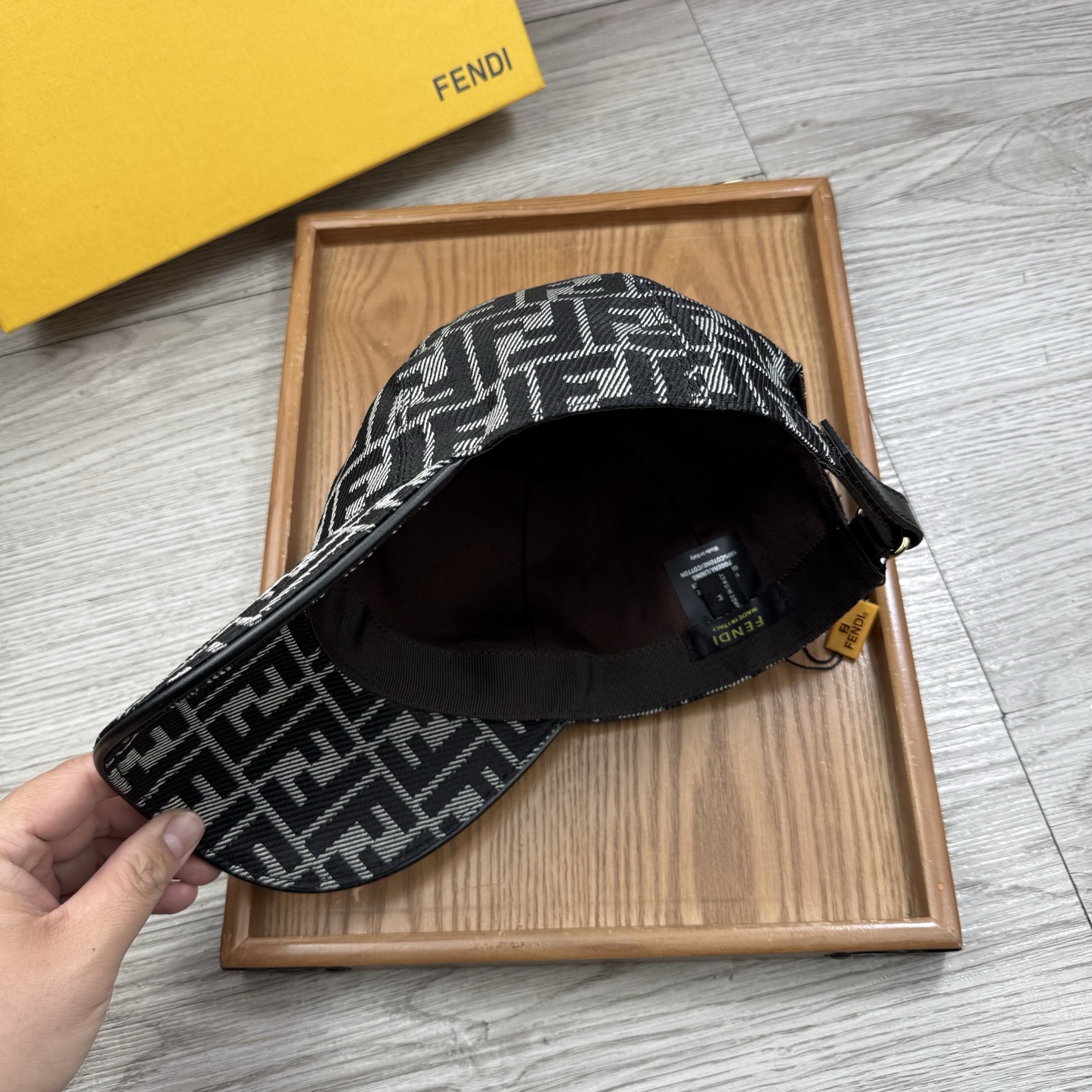 🌹。F家。【超A品质】最新款！时尚潮流，高端做工！每一个帽子都是用心之作！牛津材质！头层牛皮！配盒子、防