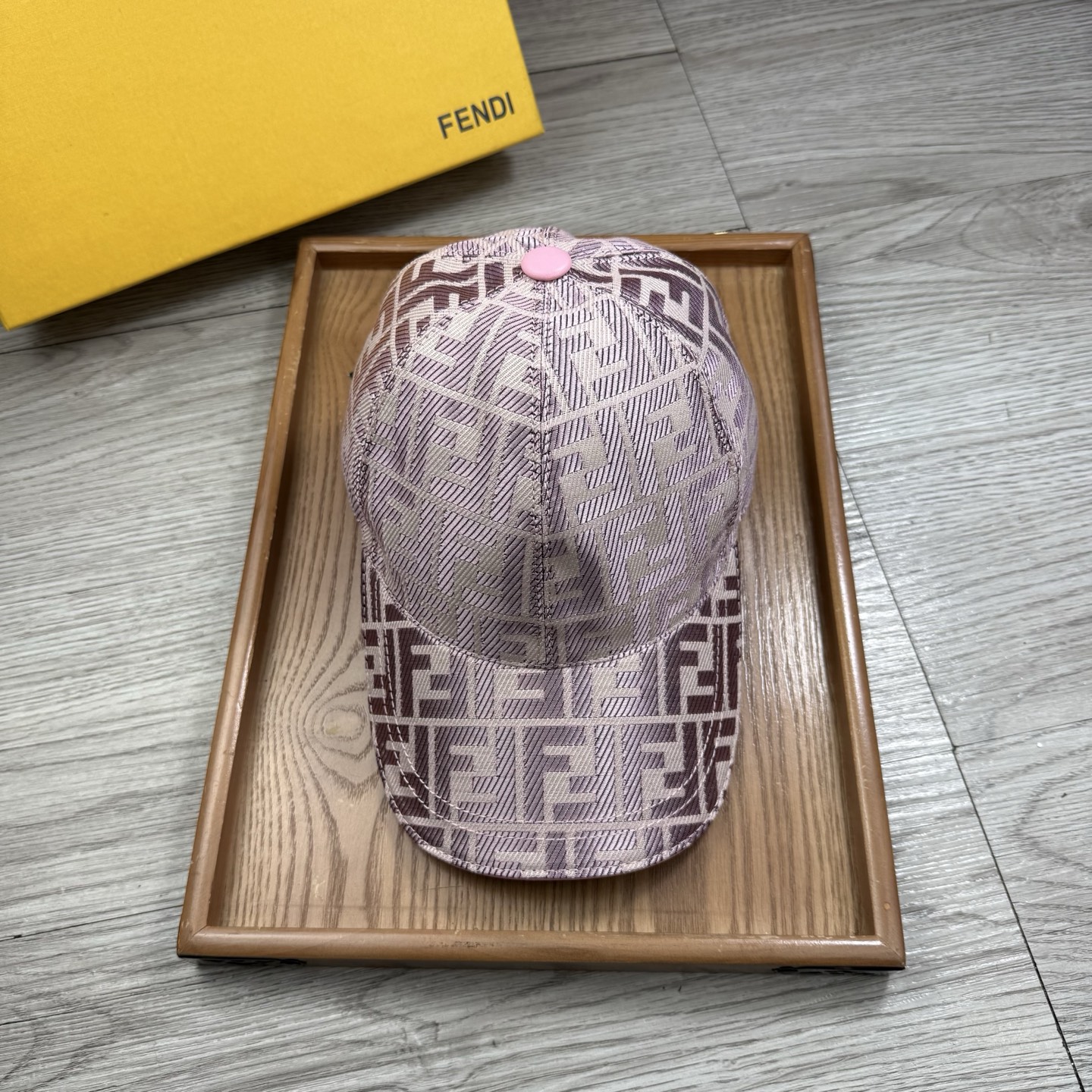 🌹。F家。【超A品质】最新款！时尚潮流，高端做工！每一个帽子都是用心之作！牛津材质！头层牛皮！配盒子、防