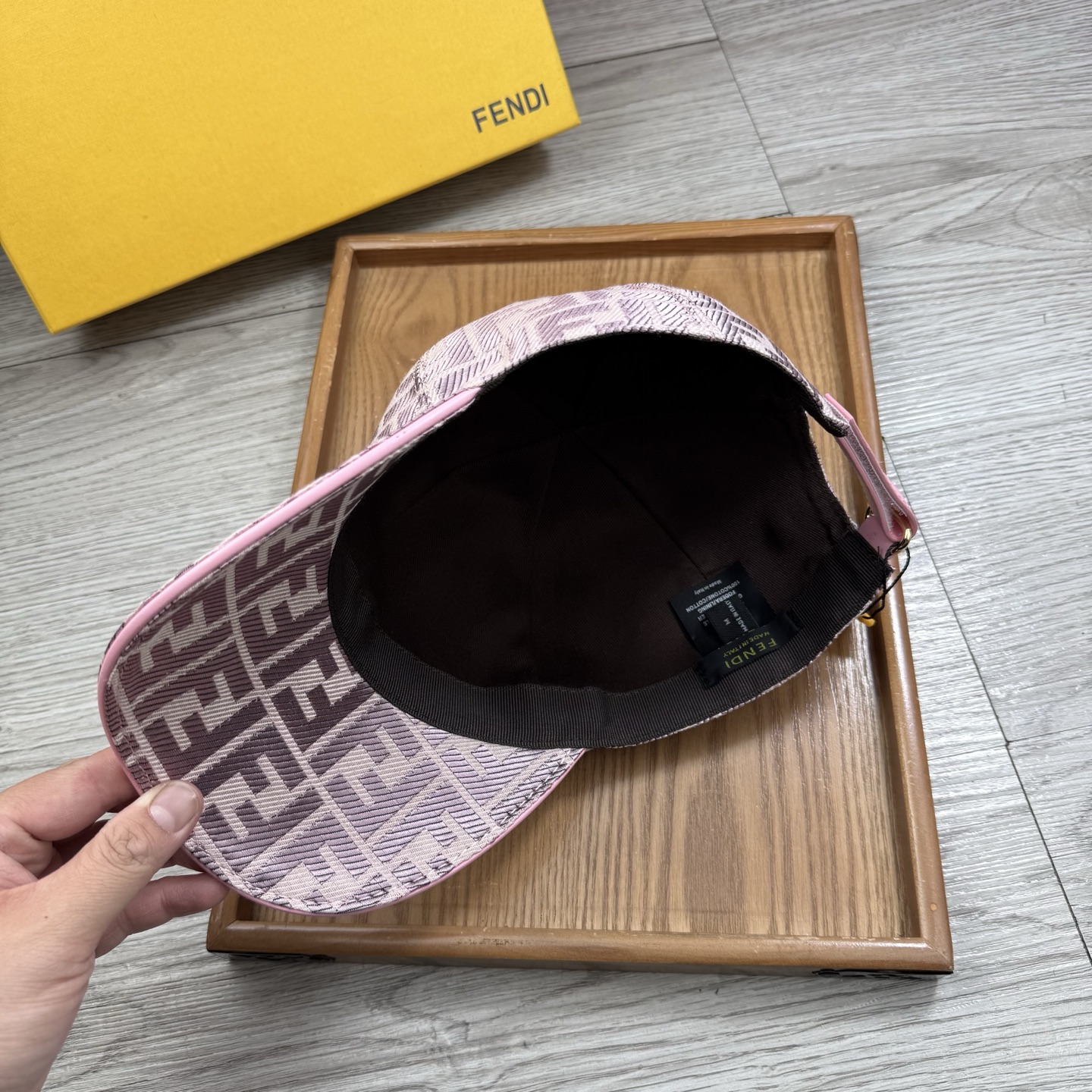 🌹。F家。【超A品质】最新款！时尚潮流，高端做工！每一个帽子都是用心之作！牛津材质！头层牛皮！配盒子、防