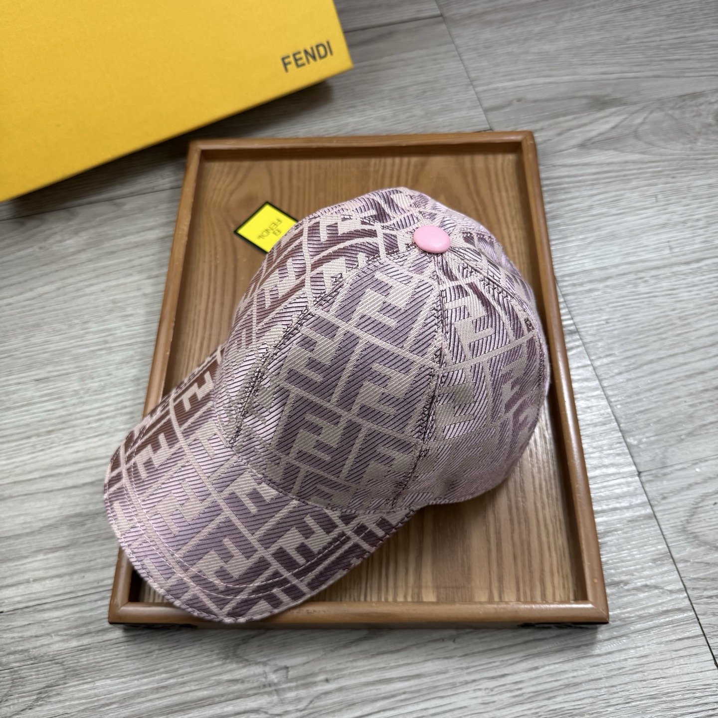 🌹。F家。【超A品质】最新款！时尚潮流，高端做工！每一个帽子都是用心之作！牛津材质！头层牛皮！配盒子、防