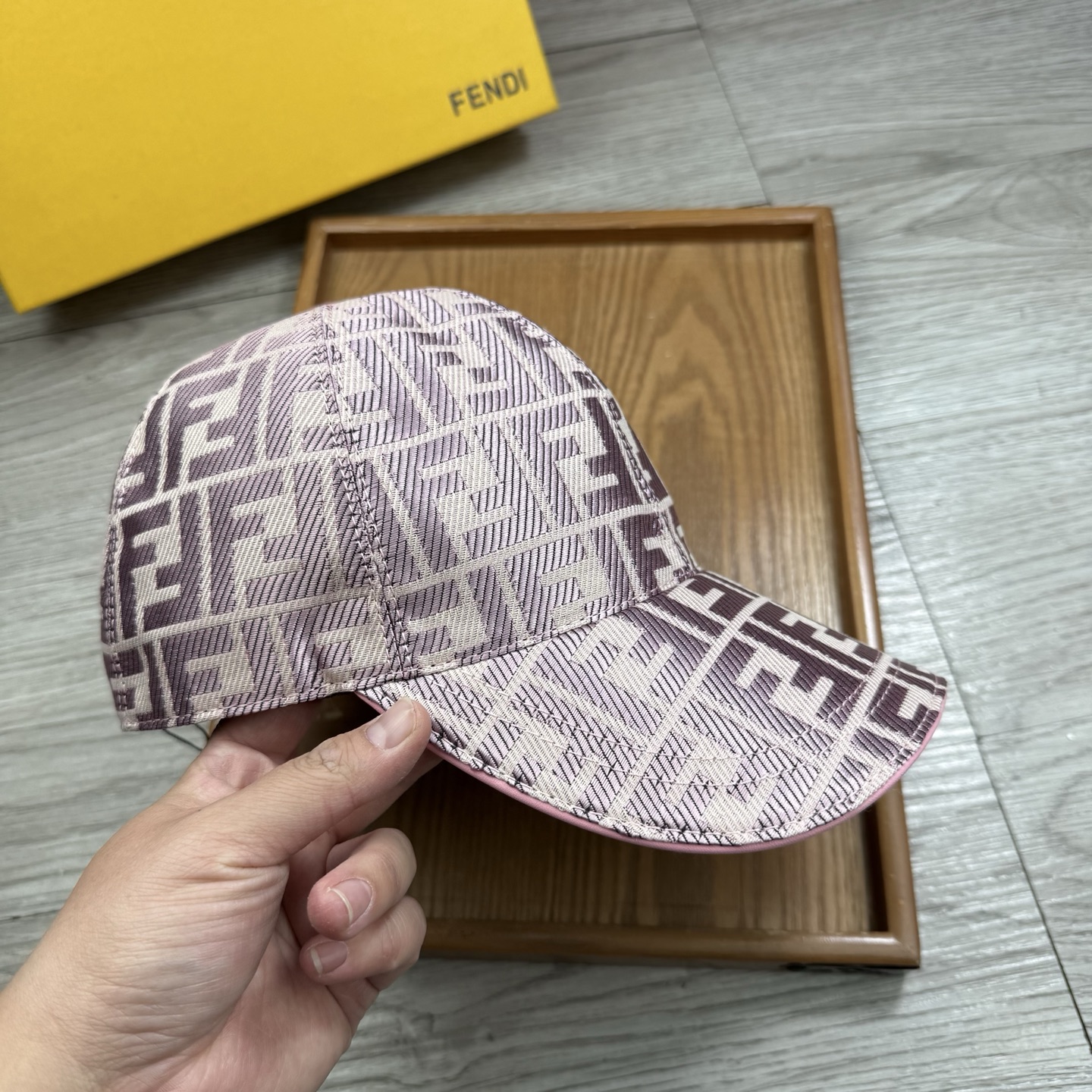 🌹。F家。【超A品质】最新款！时尚潮流，高端做工！每一个帽子都是用心之作！牛津材质！头层牛皮！配盒子、防