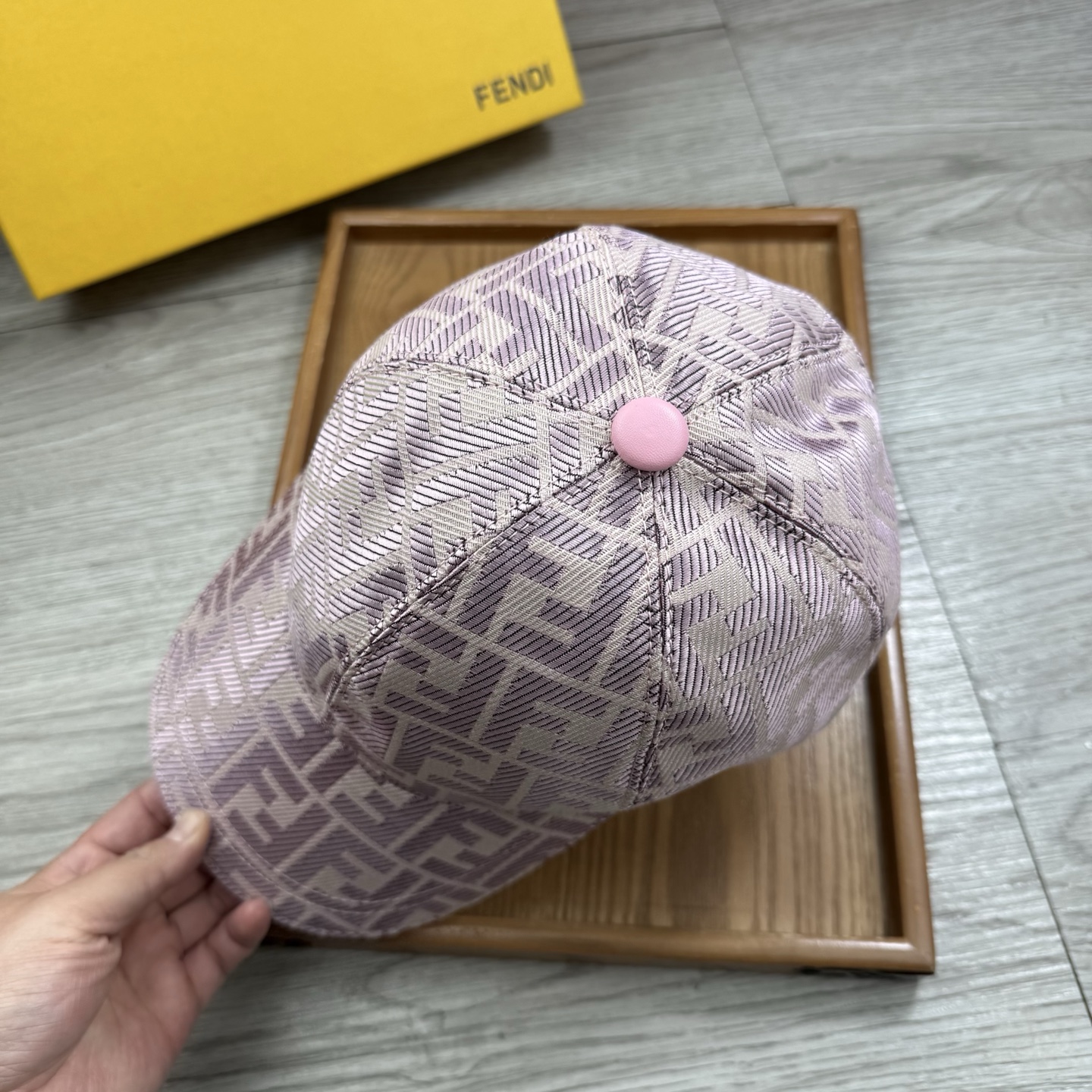 🌹。F家。【超A品质】最新款！时尚潮流，高端做工！每一个帽子都是用心之作！牛津材质！头层牛皮！配盒子、防