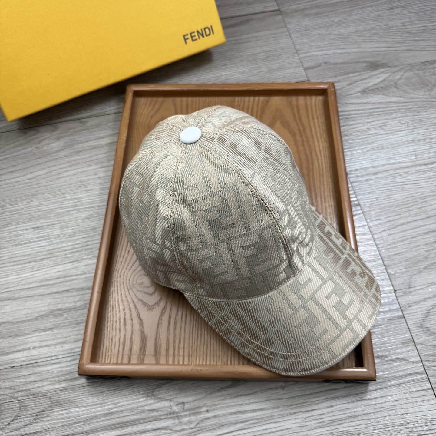 🌹。F家。【超A品质】最新款！时尚潮流，高端做工！每一个帽子都是用心之作！牛津材质！头层牛皮！配盒子、防
