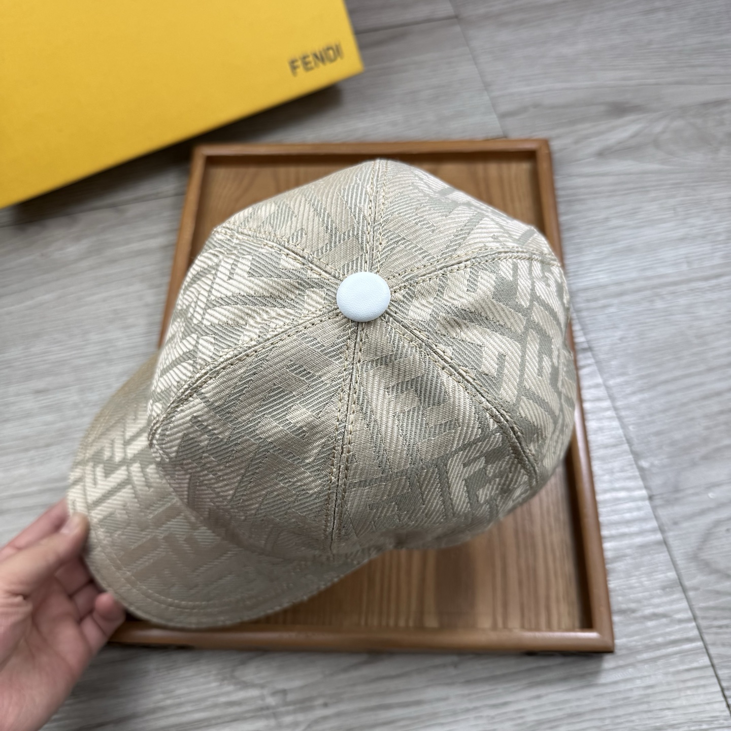 🌹。F家。【超A品质】最新款！时尚潮流，高端做工！每一个帽子都是用心之作！牛津材质！头层牛皮！配盒子、防