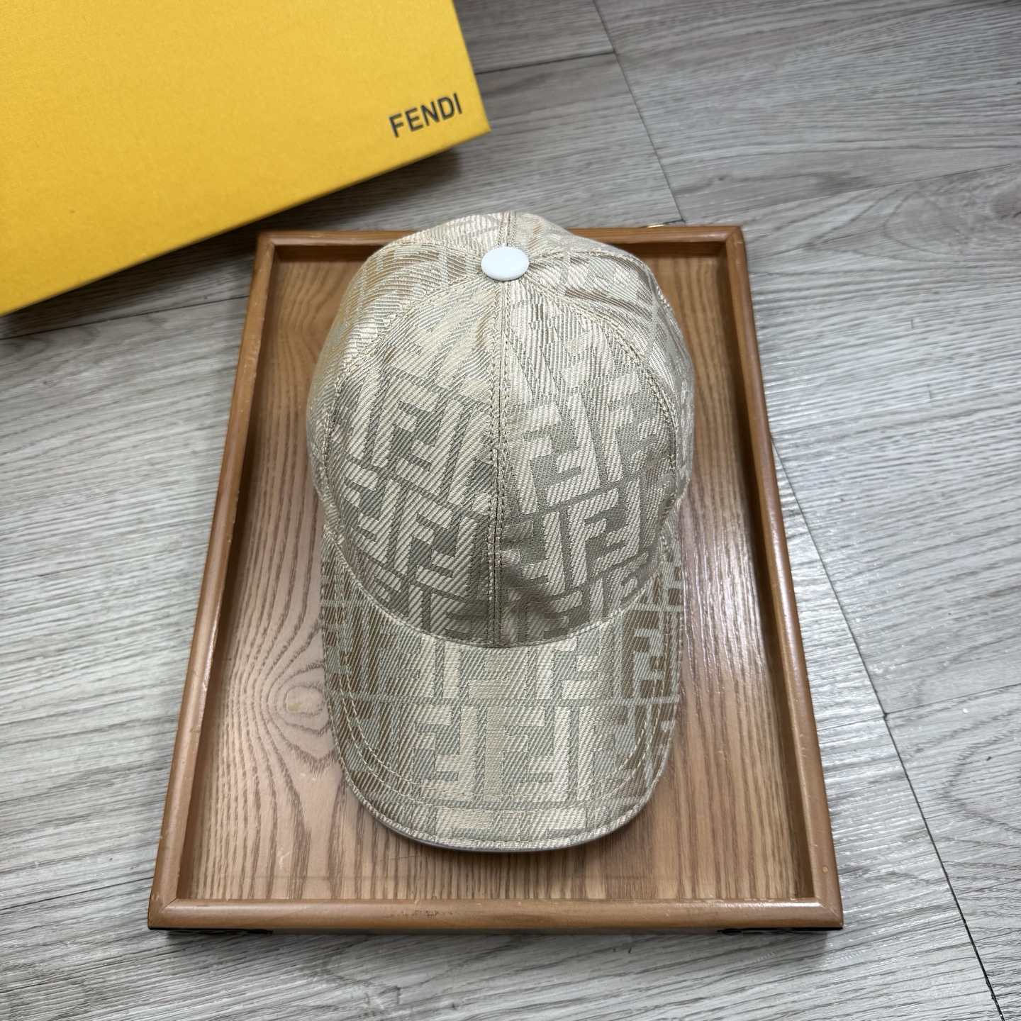 🌹。F家。【超A品质】最新款！时尚潮流，高端做工！每一个帽子都是用心之作！牛津材质！头层牛皮！配盒子、防