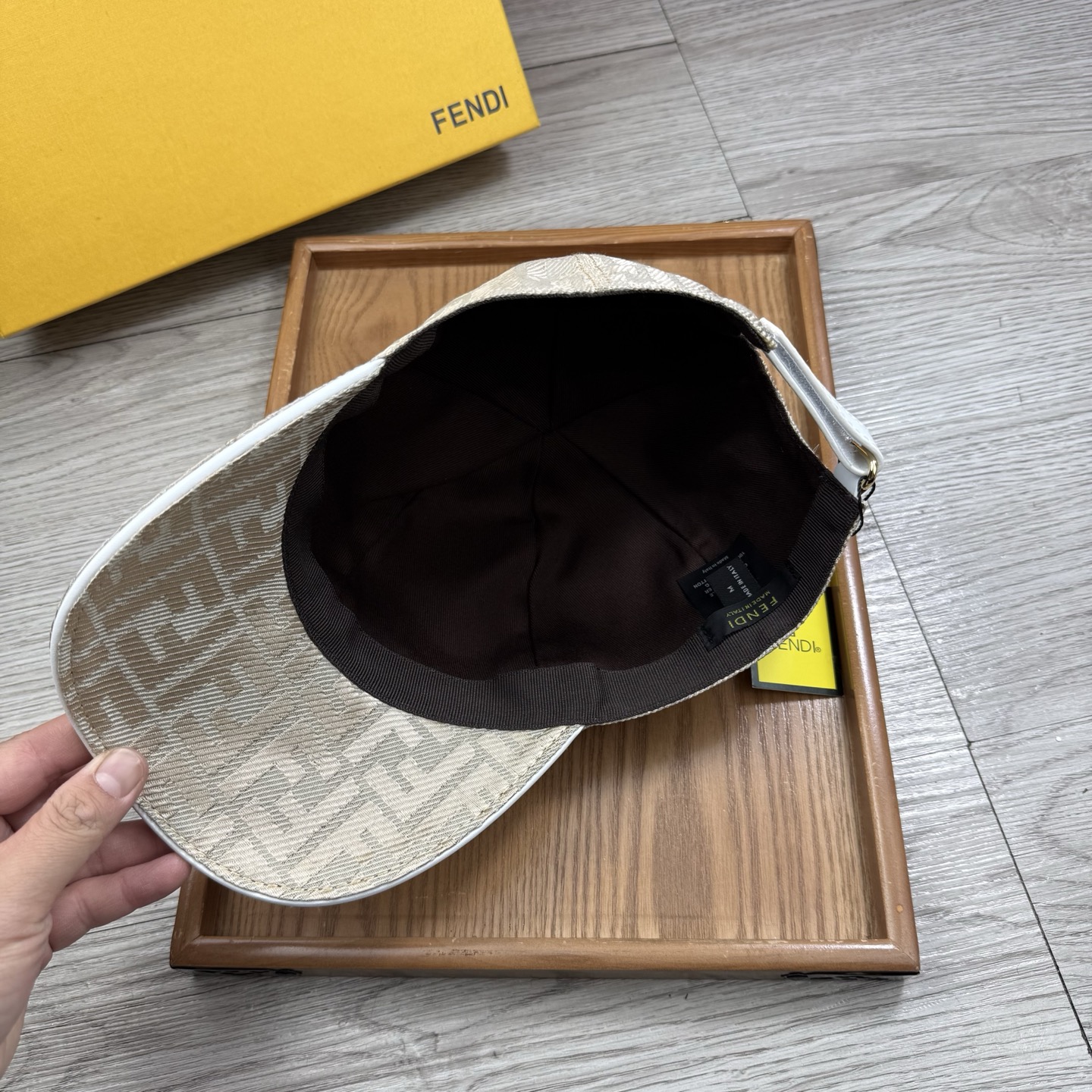 🌹。F家。【超A品质】最新款！时尚潮流，高端做工！每一个帽子都是用心之作！牛津材质！头层牛皮！配盒子、防