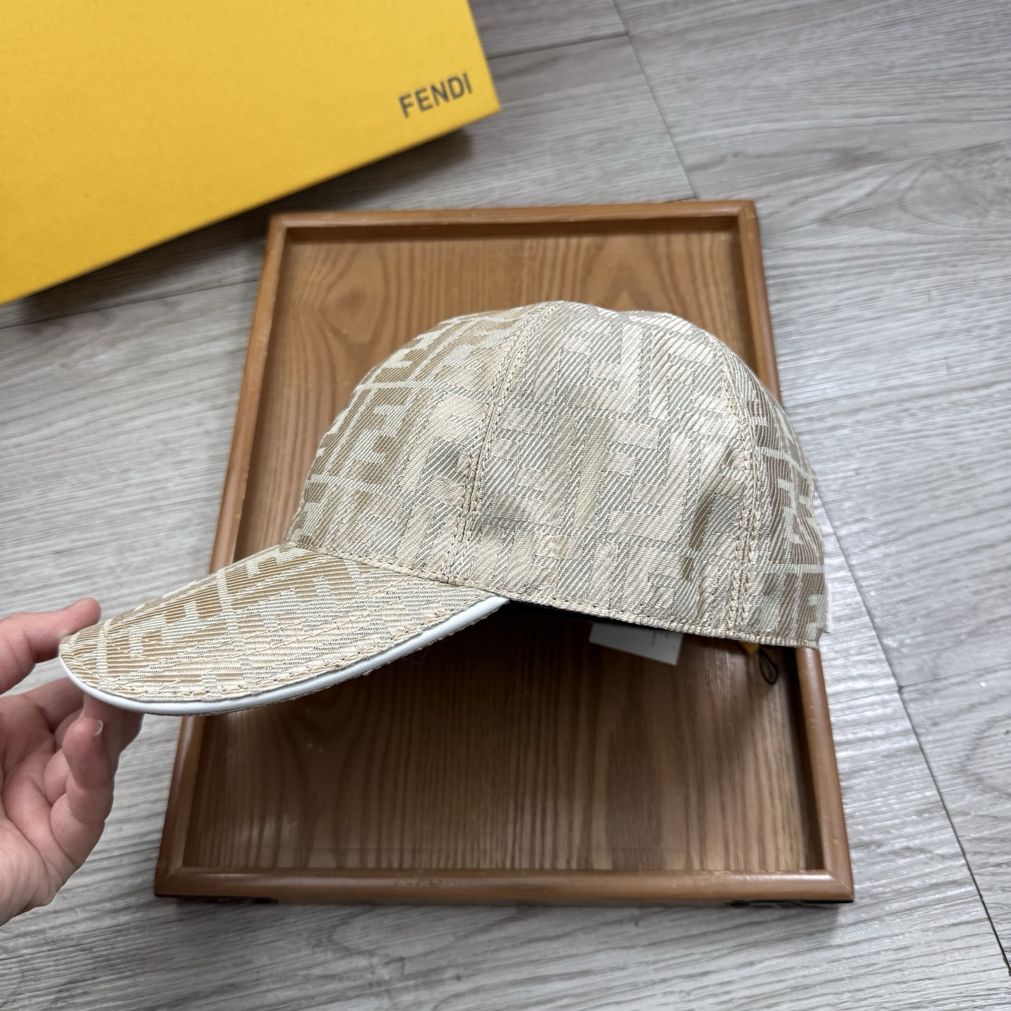🌹。F家。【超A品质】最新款！时尚潮流，高端做工！每一个帽子都是用心之作！牛津材质！头层牛皮！配盒子、防
