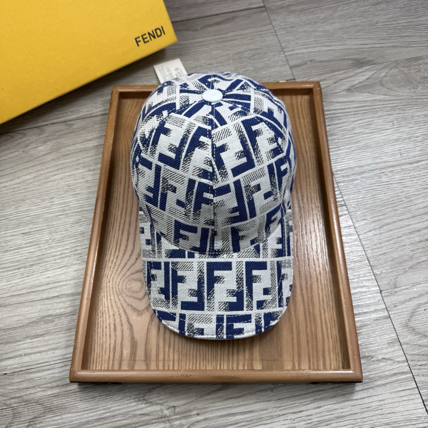 🌹。F家。【超A品质】最新款！时尚潮流，高端做工！每一个帽子都是用心之作！牛津材质！头层牛皮！配盒子、防