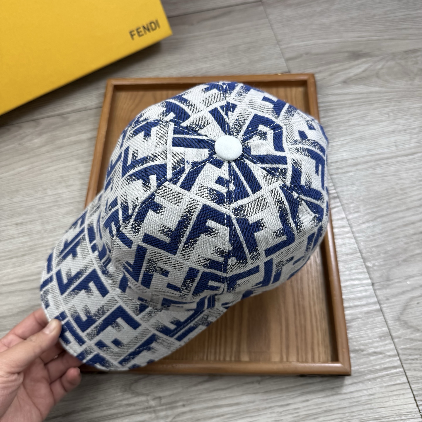 🌹。F家。【超A品质】最新款！时尚潮流，高端做工！每一个帽子都是用心之作！牛津材质！头层牛皮！配盒子、防