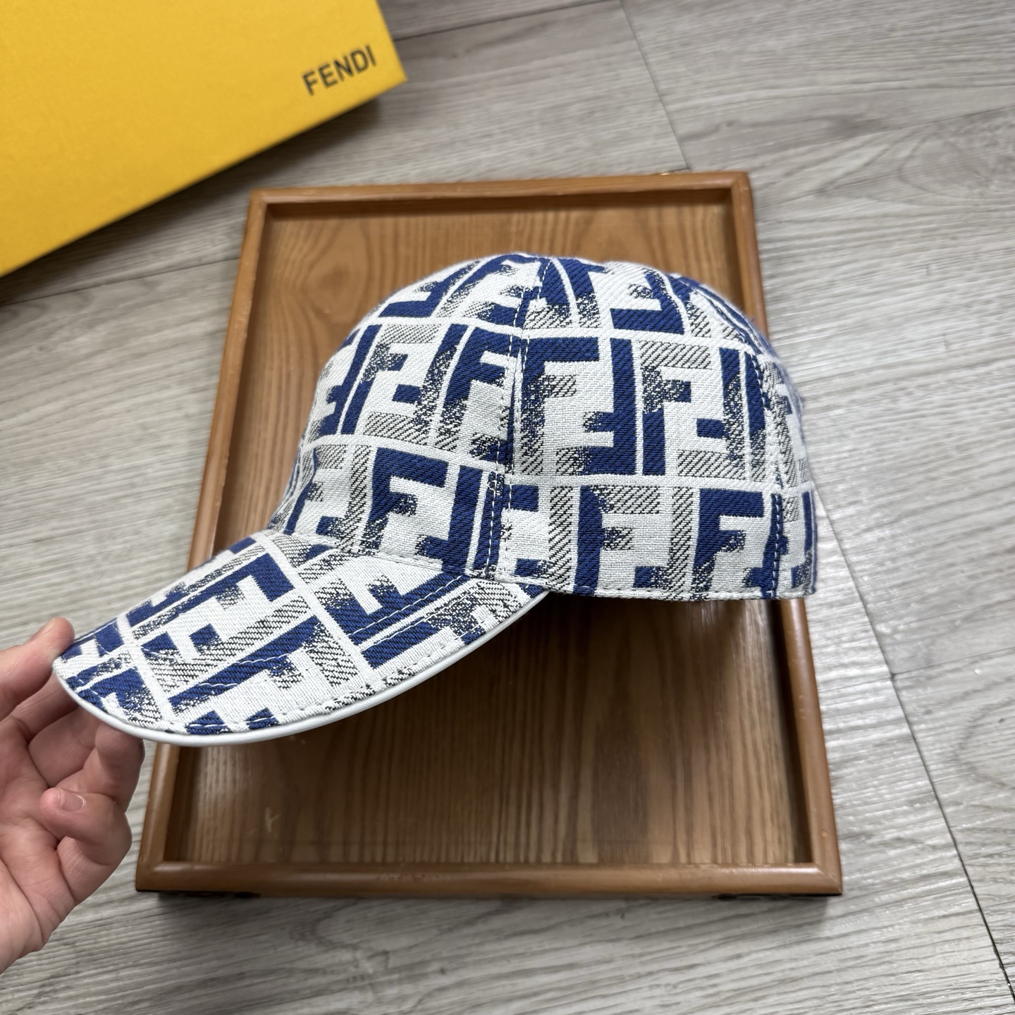 🌹。F家。【超A品质】最新款！时尚潮流，高端做工！每一个帽子都是用心之作！牛津材质！头层牛皮！配盒子、防