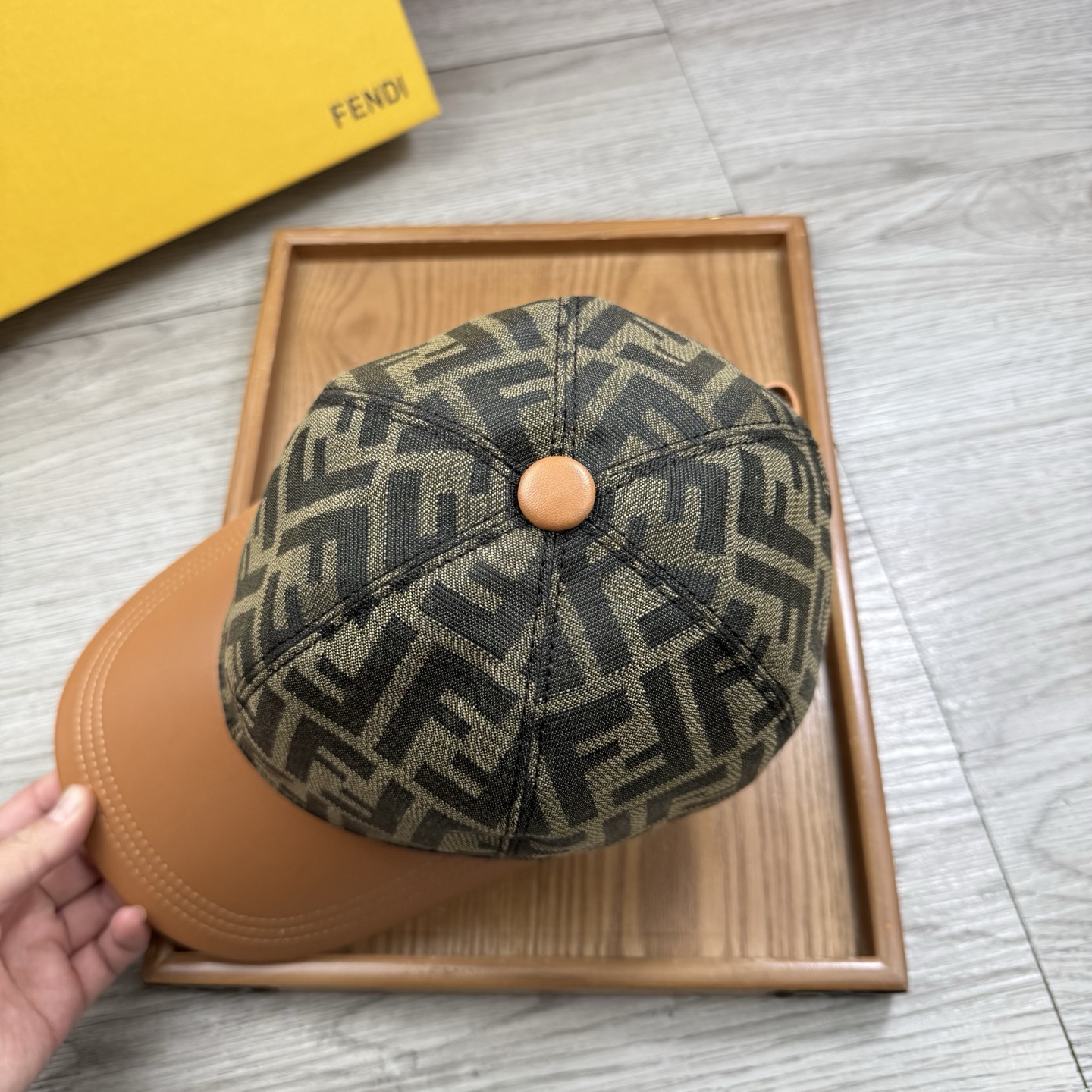 🌹。F家。【超A品质】最新款！时尚潮流，高端做工！每一个帽子都是用心之作！牛津材质！头层牛皮！配盒子、防