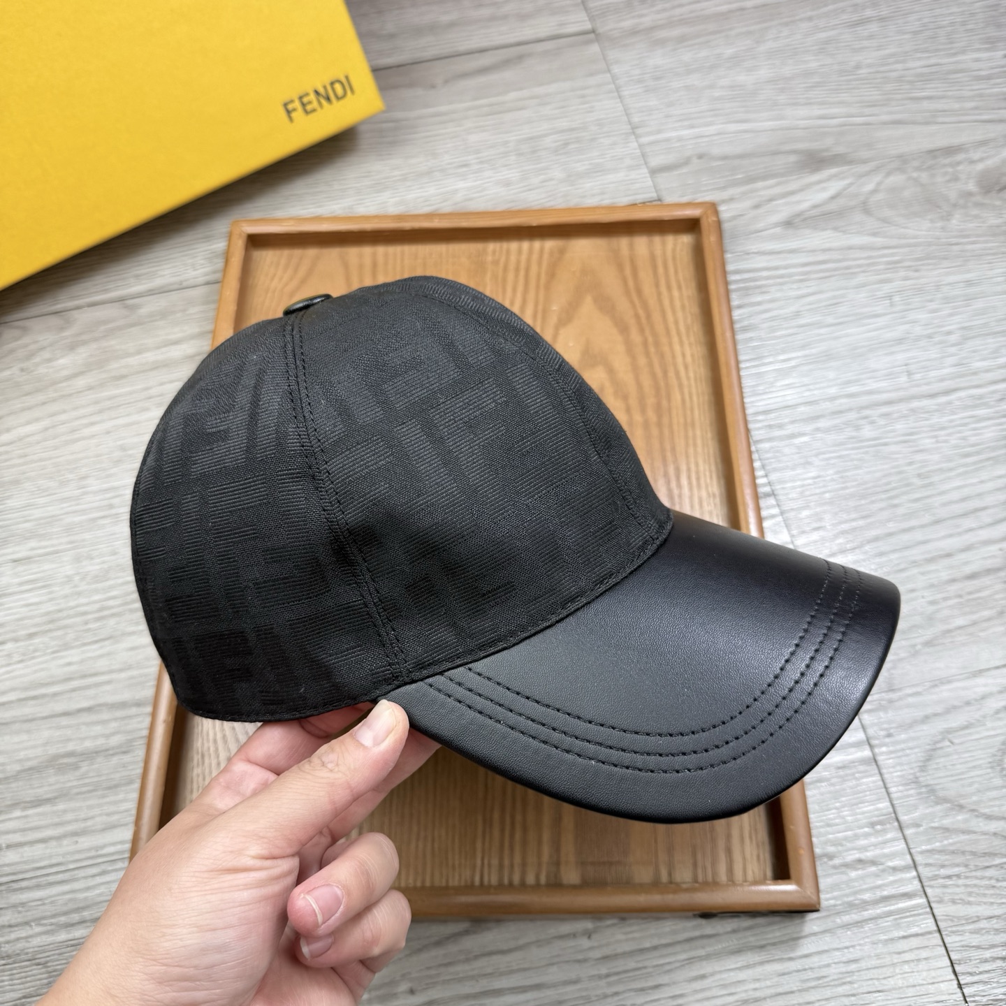 🌹。F家。【超A品质】最新款！时尚潮流，高端做工！每一个帽子都是用心之作！牛津材质！头层牛皮！配盒子、防