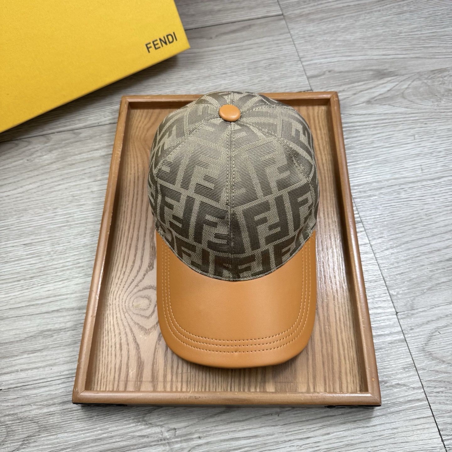 🌹。F家。【超A品质】最新款！时尚潮流，高端做工！每一个帽子都是用心之作！牛津材质！头层牛皮！配盒子、防