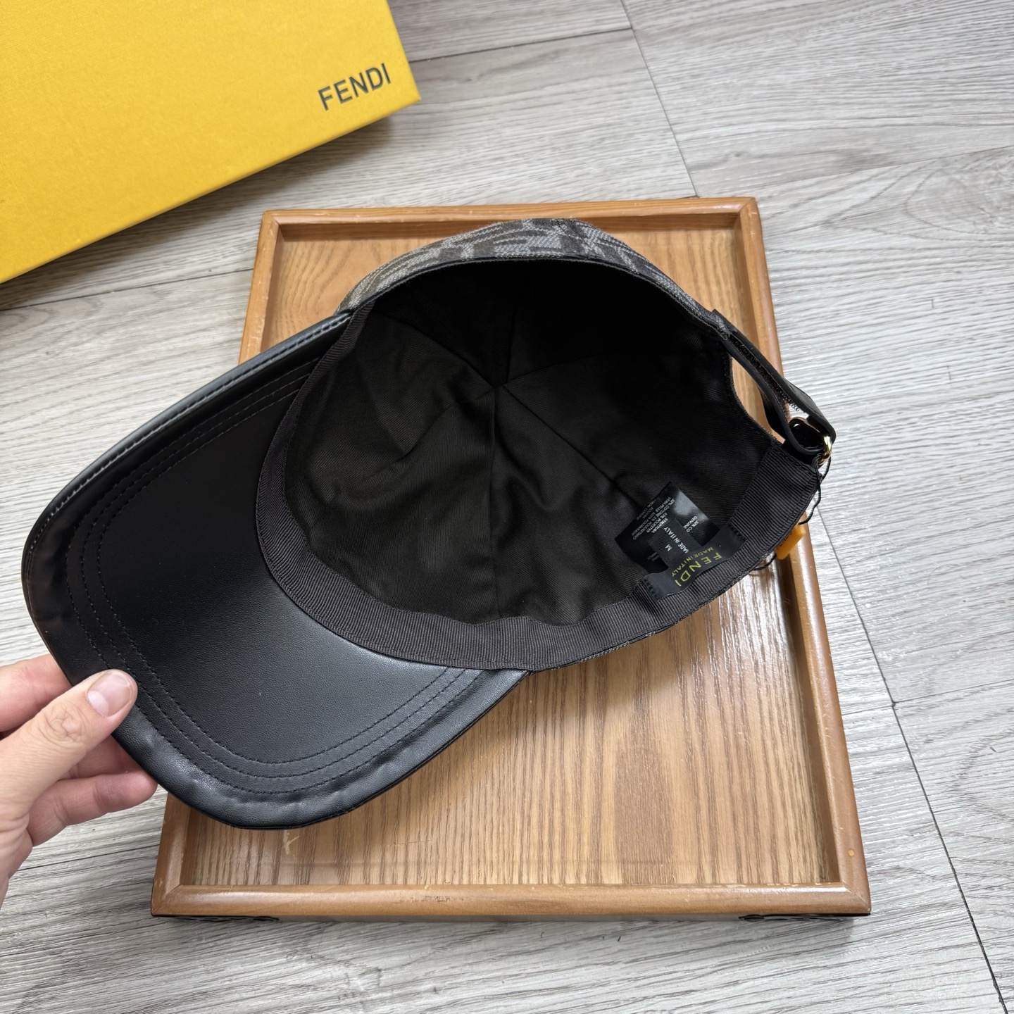 🌹。F家。【超A品质】最新款！时尚潮流，高端做工！每一个帽子都是用心之作！牛津材质！头层牛皮！配盒子、防