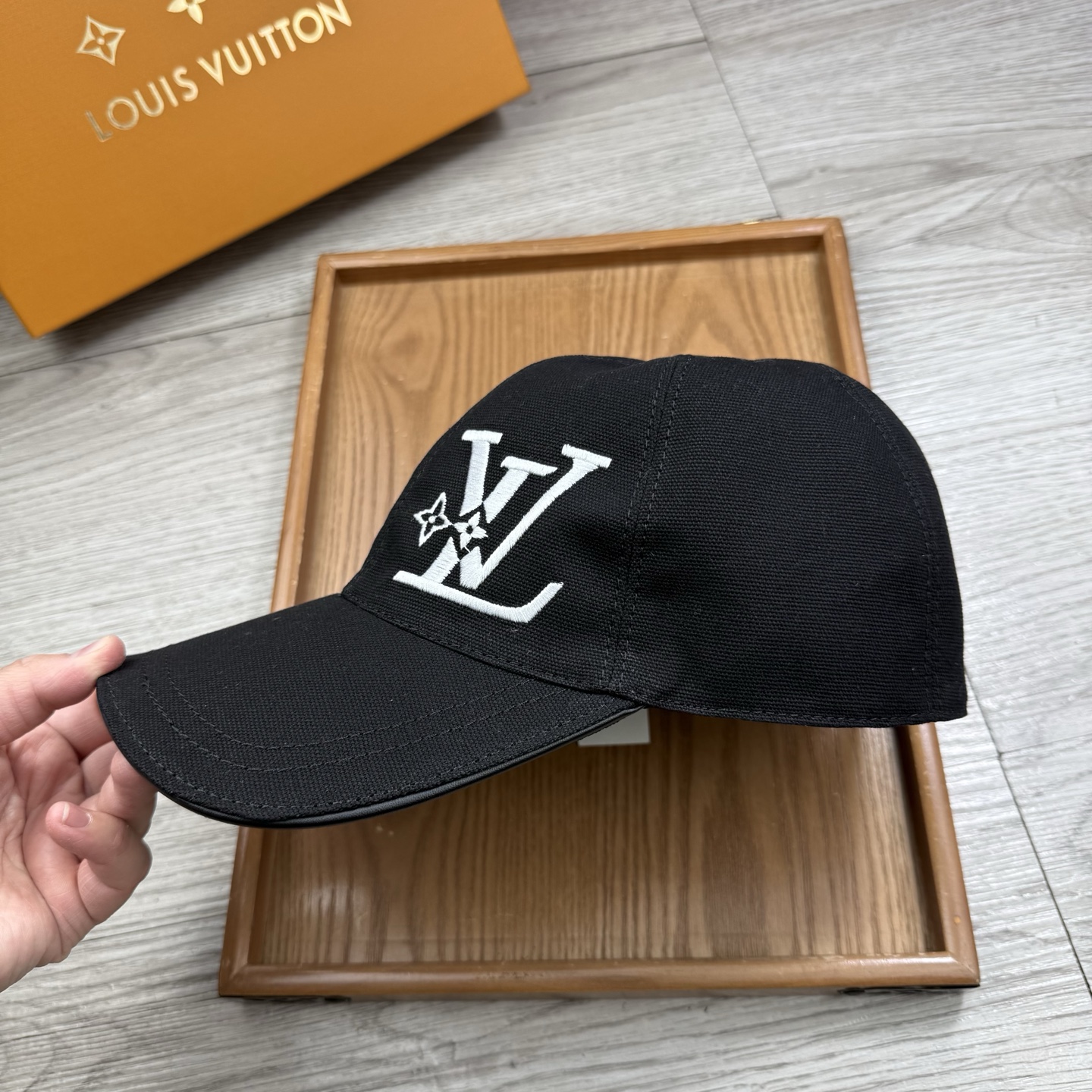 🌹。L家。【超A品质】最新款！时尚潮流，高端做工！每一个帽子都是用心之作！牛津材质！头层牛皮！配盒子、防