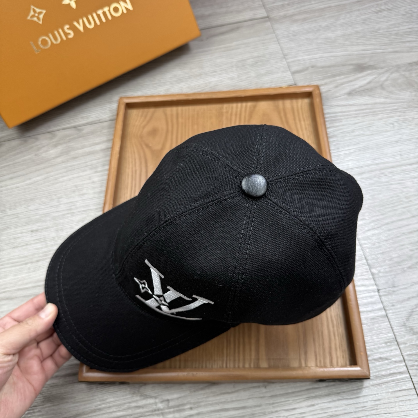🌹。L家。【超A品质】最新款！时尚潮流，高端做工！每一个帽子都是用心之作！牛津材质！头层牛皮！配盒子、防