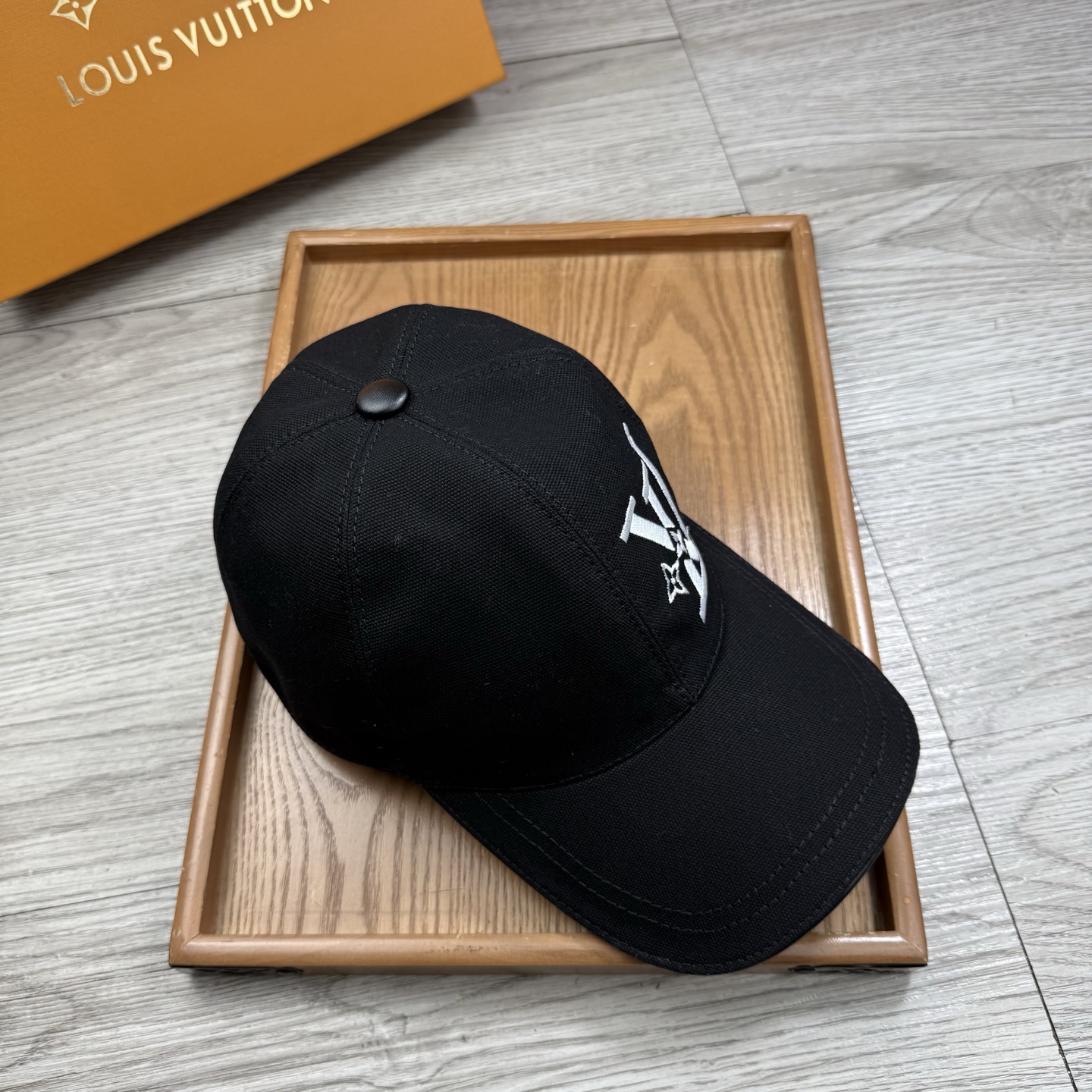 🌹。L家。【超A品质】最新款！时尚潮流，高端做工！每一个帽子都是用心之作！牛津材质！头层牛皮！配盒子、防