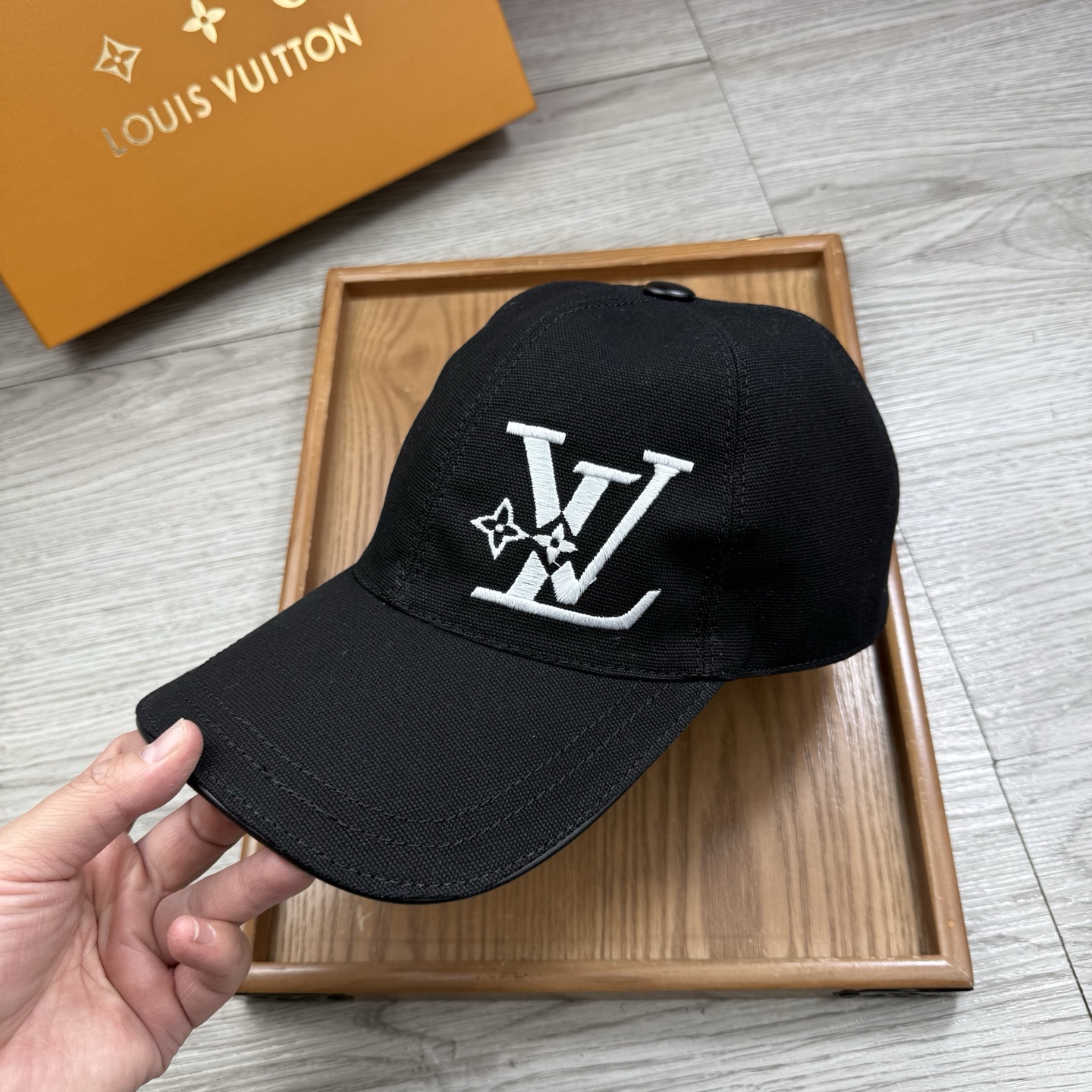 🌹。L家。【超A品质】最新款！时尚潮流，高端做工！每一个帽子都是用心之作！牛津材质！头层牛皮！配盒子、防