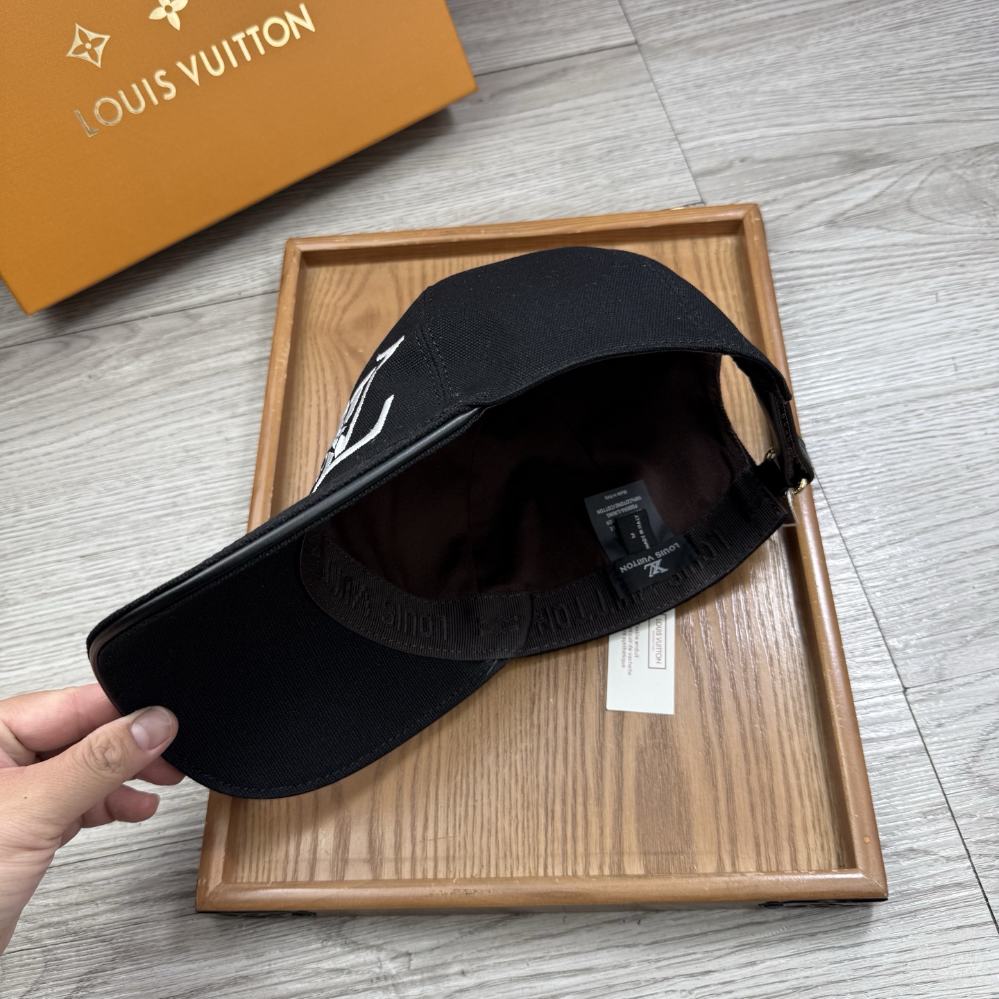🌹。L家。【超A品质】最新款！时尚潮流，高端做工！每一个帽子都是用心之作！牛津材质！头层牛皮！配盒子、防