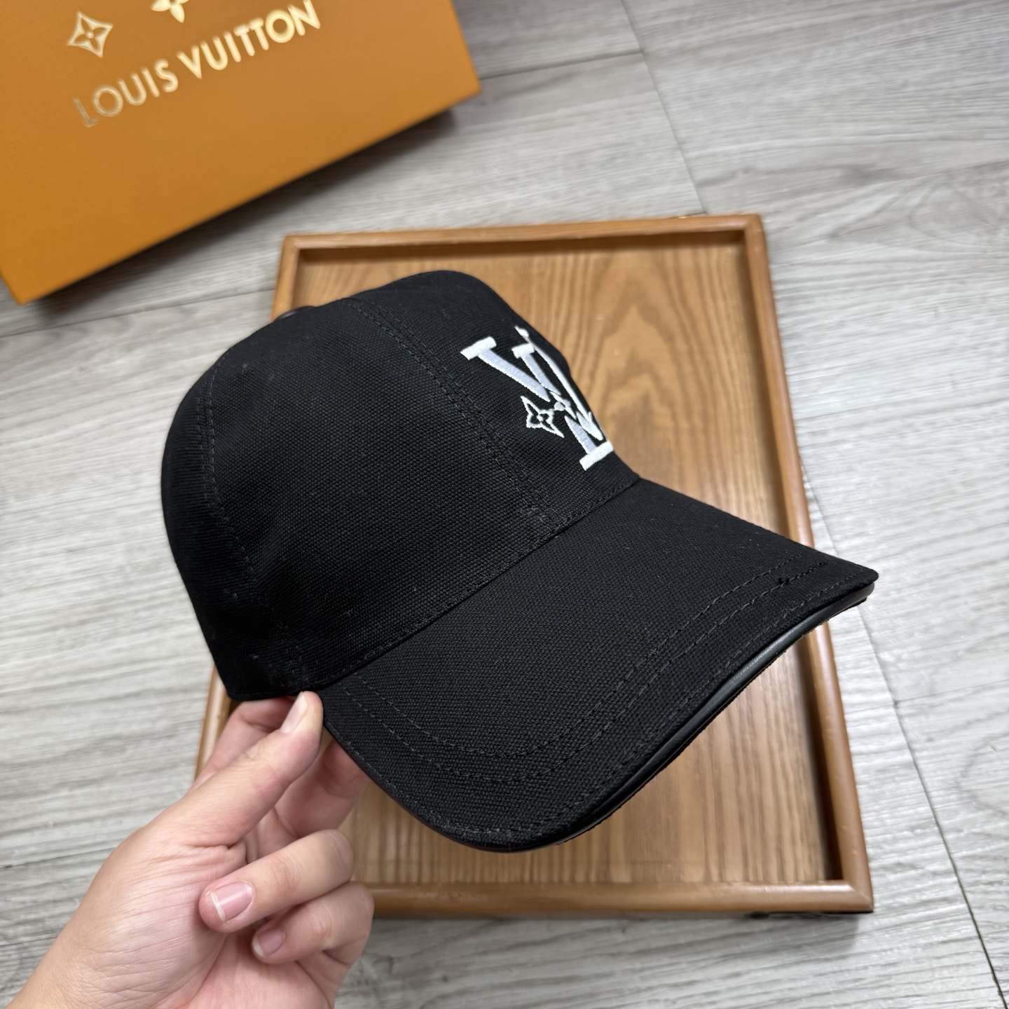 🌹。L家。【超A品质】最新款！时尚潮流，高端做工！每一个帽子都是用心之作！牛津材质！头层牛皮！配盒子、防