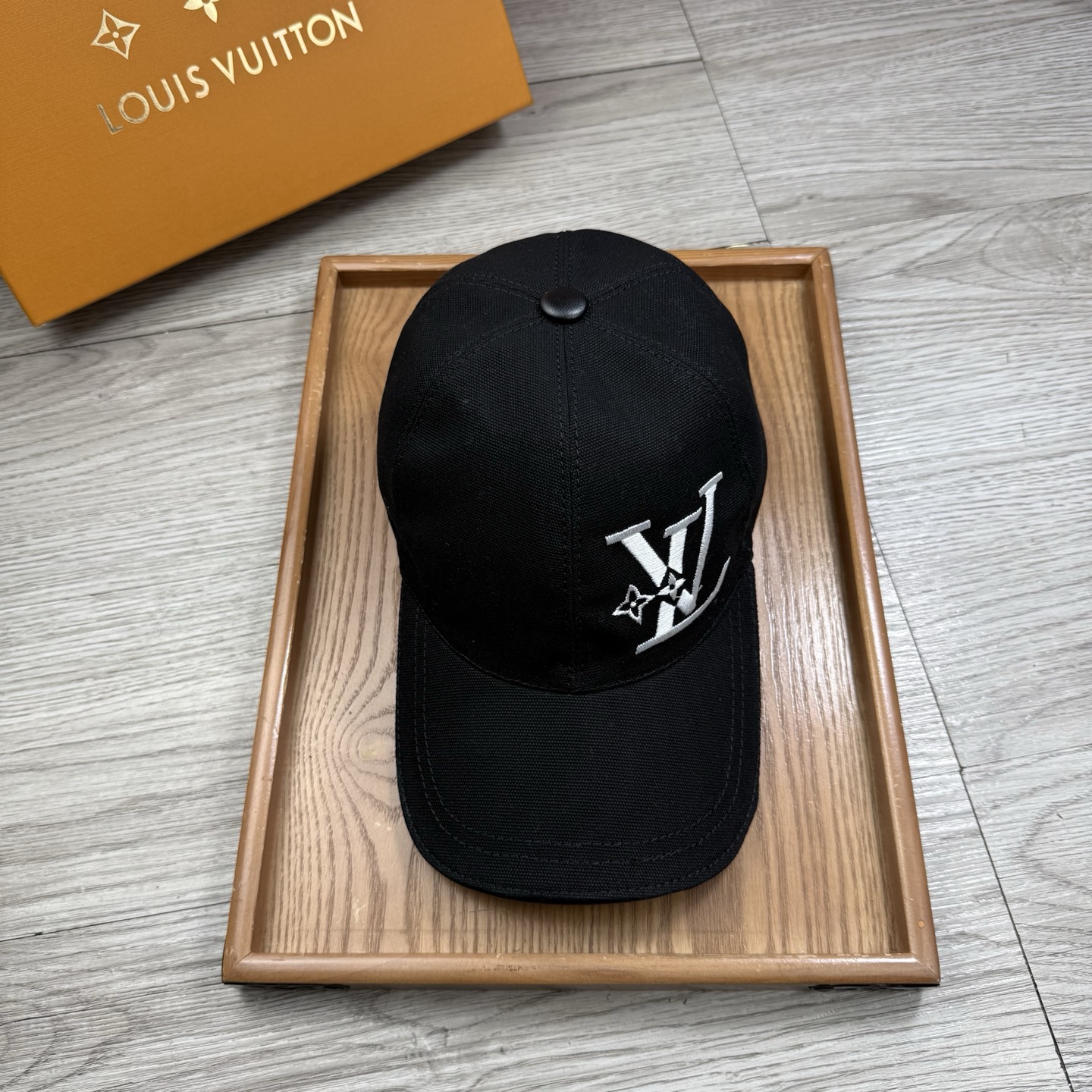 NO:764675,.L family.【Super A quality】The latest model!  Fashion trend, high-end workmanship!  Every hat is made with care!  Oxford material!  First layer of cowhide!  Comes with box, dust bag, extraordinary quality, details are also very important. Genuine leather cap nails, leather adjustment strap!  hat straw hat bucket hat baseball cap,hat,louis vuitton,espadrilles,cowhide,hats19860909.L家.【超A品质】最新款！时尚潮流,高端做工！每一个帽子都是用心之作！牛津材质！头层牛皮！配盒子、防尘袋、非一般的品质,细节也很重要.真皮帽钉,真皮调节带！帽子草帽渔夫帽棒球帽,帽子,louis vuitton,espadrilles,cowhide,hats,hat